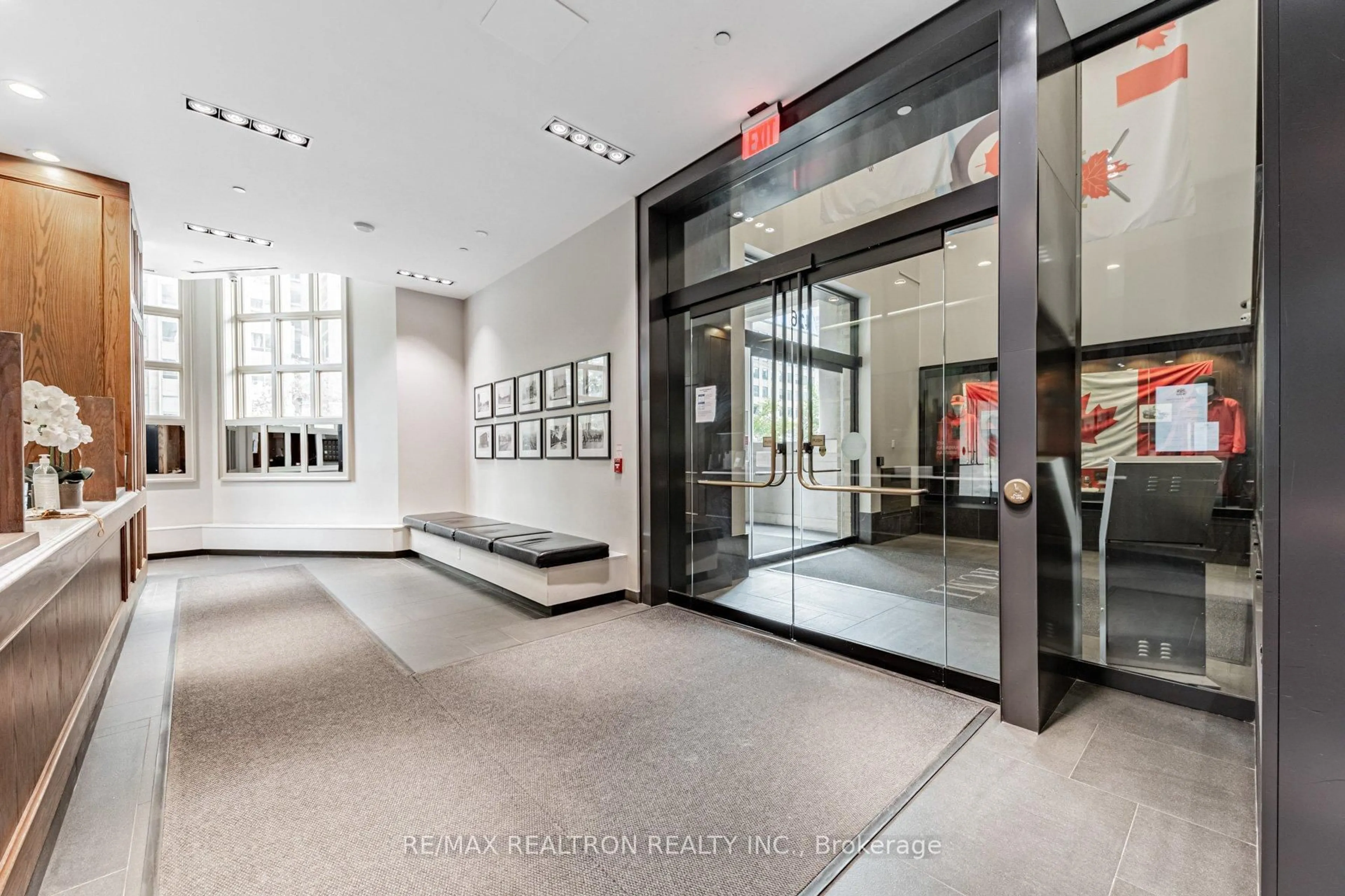 Indoor foyer for 426 University Ave #905, Toronto Ontario M5G 1S9