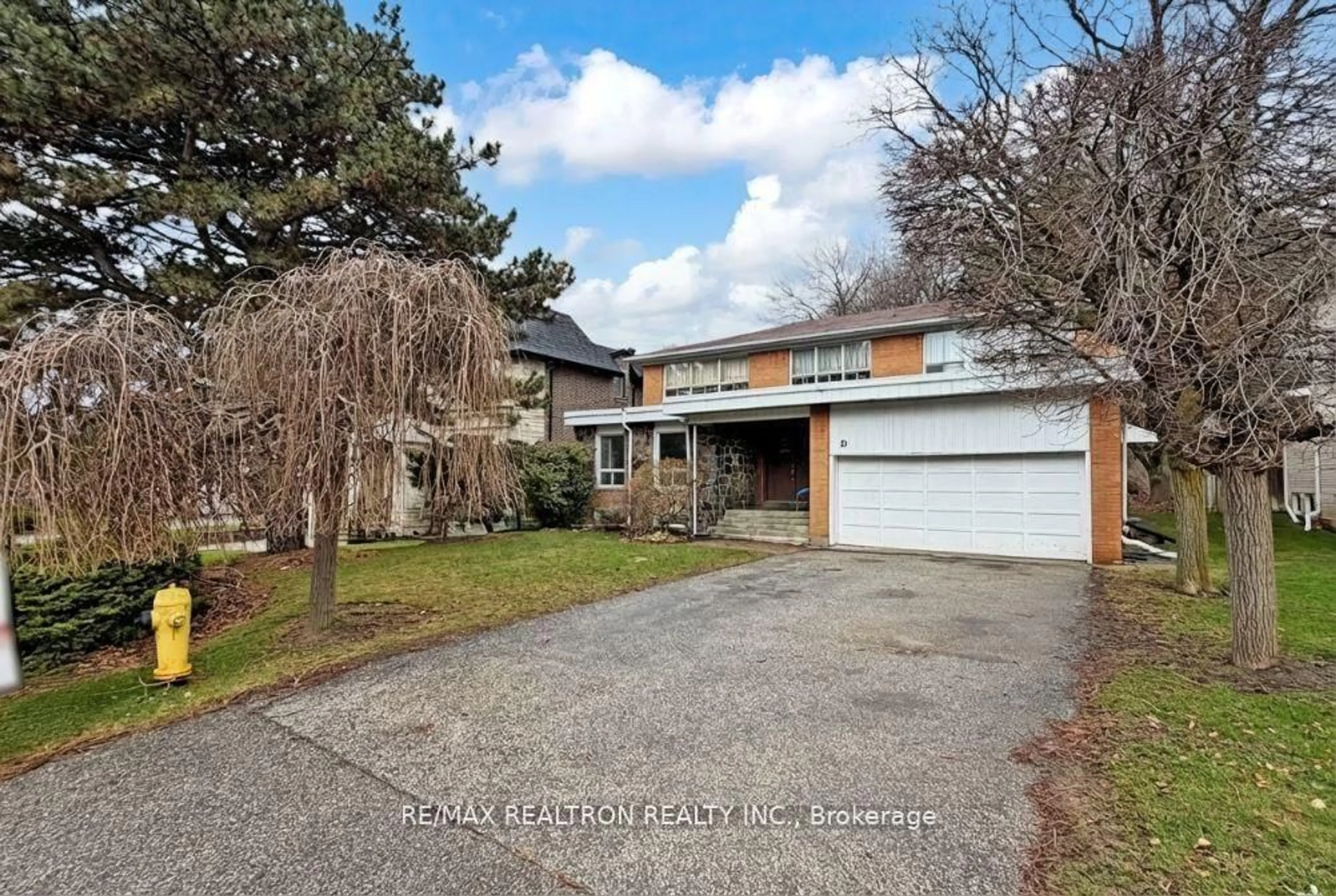 A pic from outside/outdoor area/front of a property/back of a property/a pic from drone, street for 10 HEARTHSTONE Cres, Toronto Ontario M2R 1G3