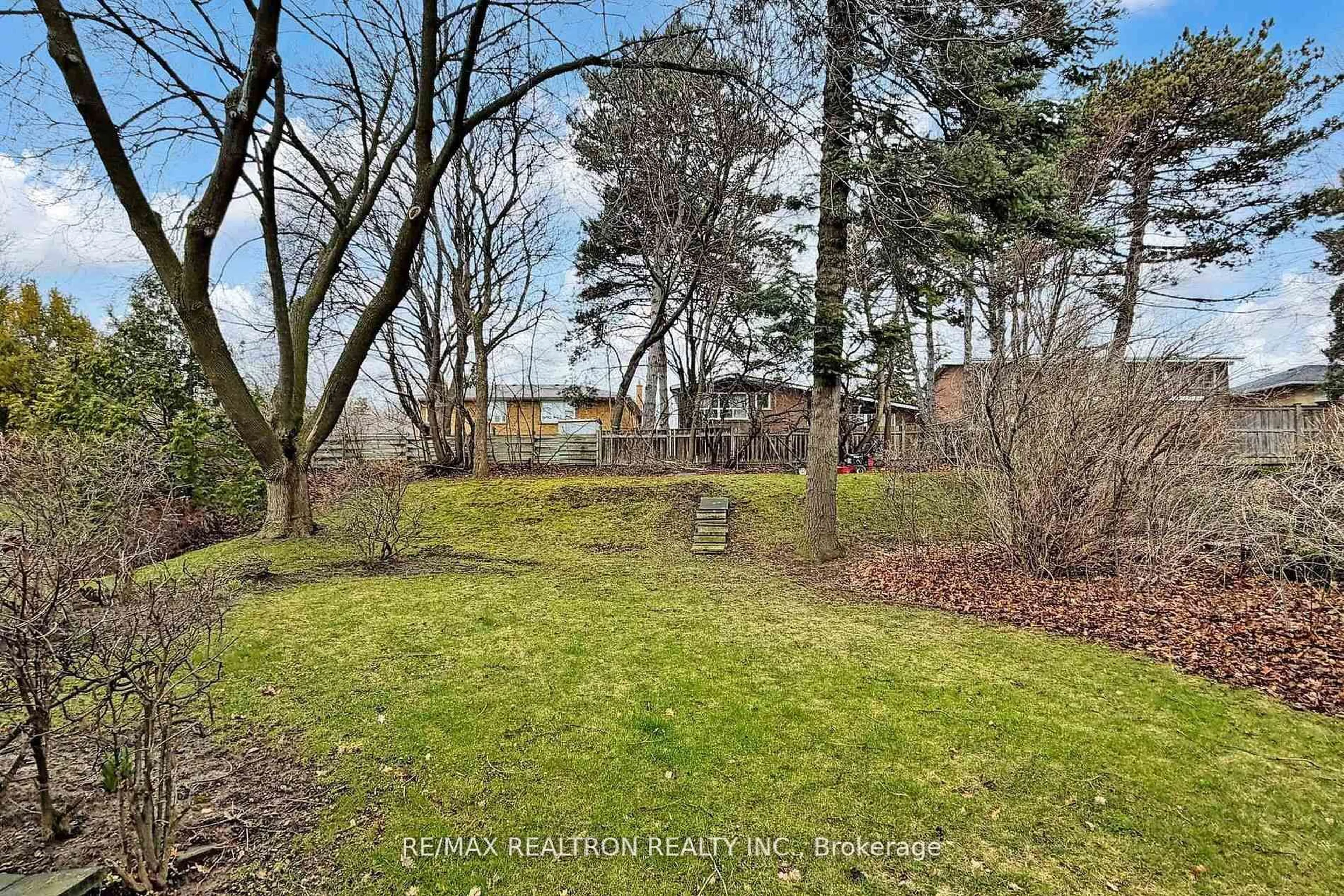 A pic from outside/outdoor area/front of a property/back of a property/a pic from drone, water/lake/river/ocean view for 10 HEARTHSTONE Cres, Toronto Ontario M2R 1G3