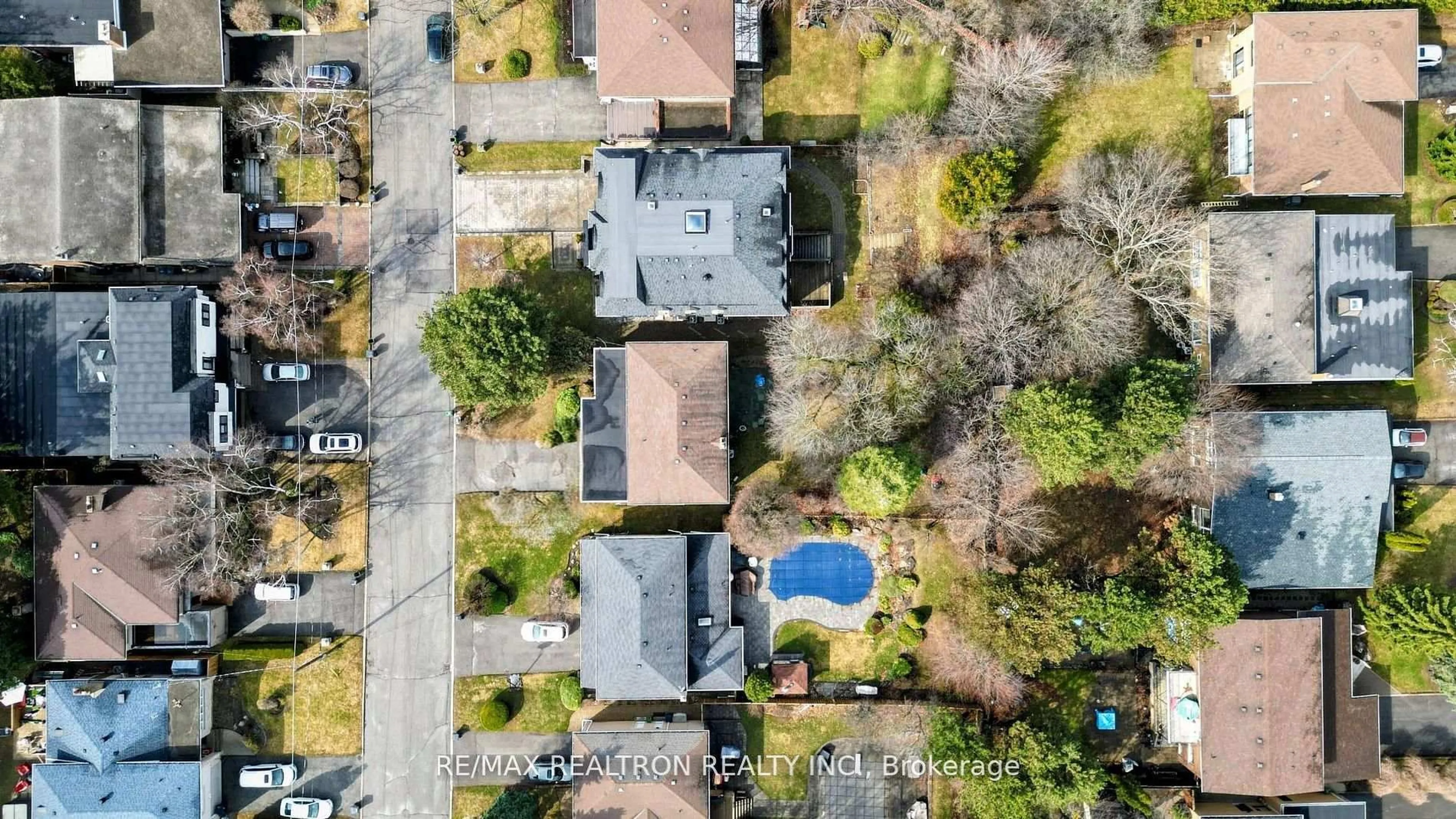 A pic from outside/outdoor area/front of a property/back of a property/a pic from drone, street for 10 HEARTHSTONE Cres, Toronto Ontario M2R 1G3