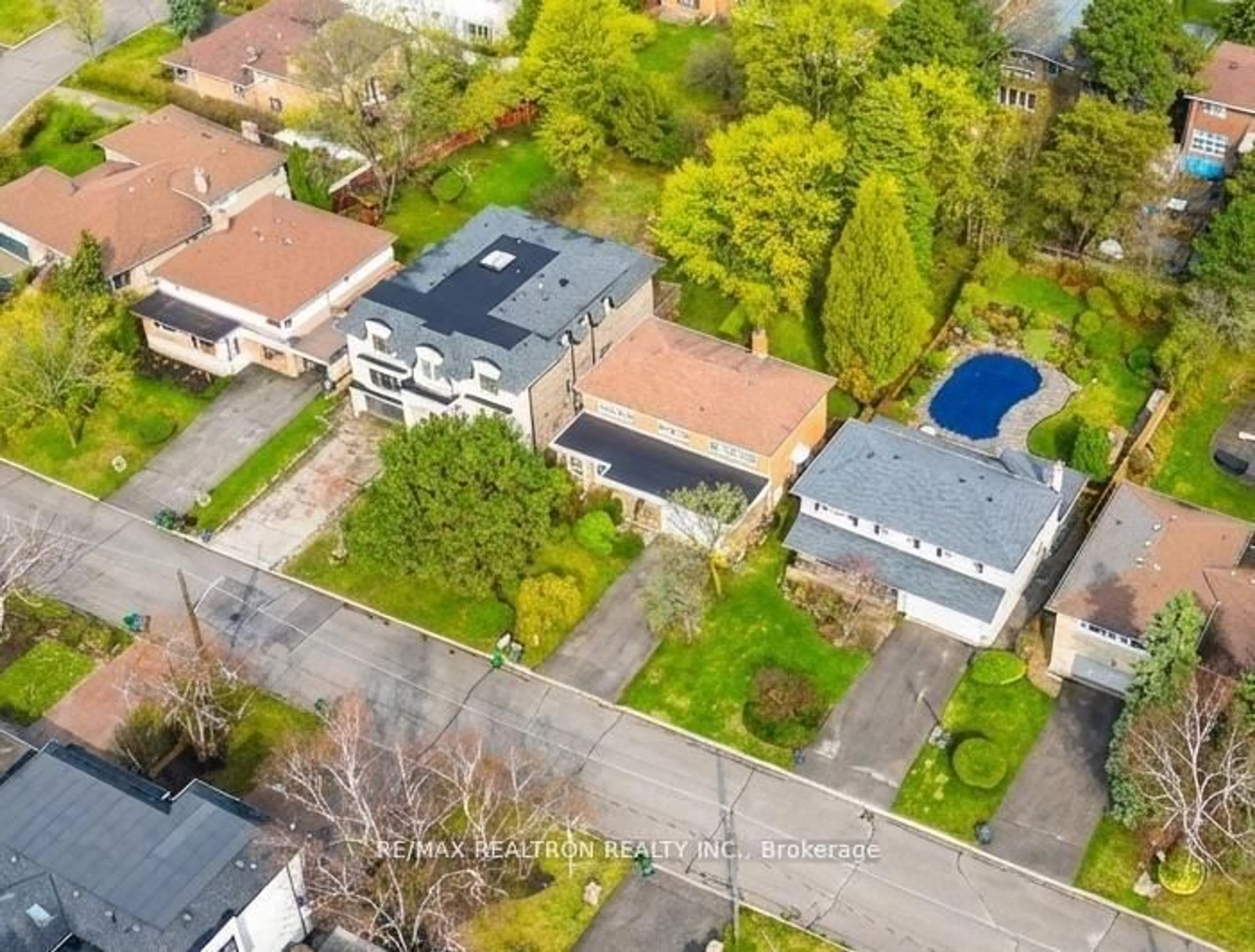A pic from outside/outdoor area/front of a property/back of a property/a pic from drone, street for 10 HEARTHSTONE Cres, Toronto Ontario M2R 1G3