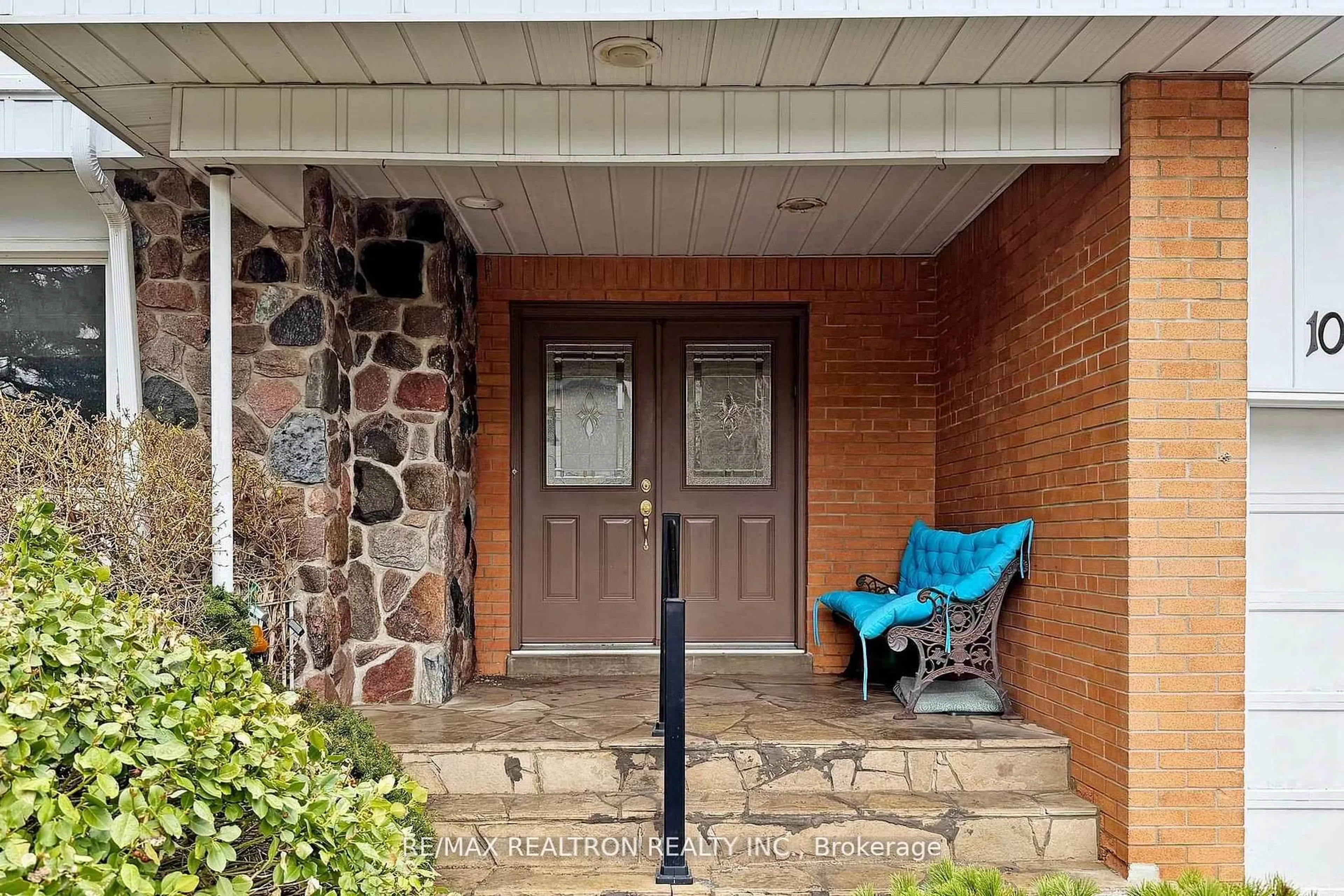 Indoor entryway for 10 HEARTHSTONE Cres, Toronto Ontario M2R 1G3