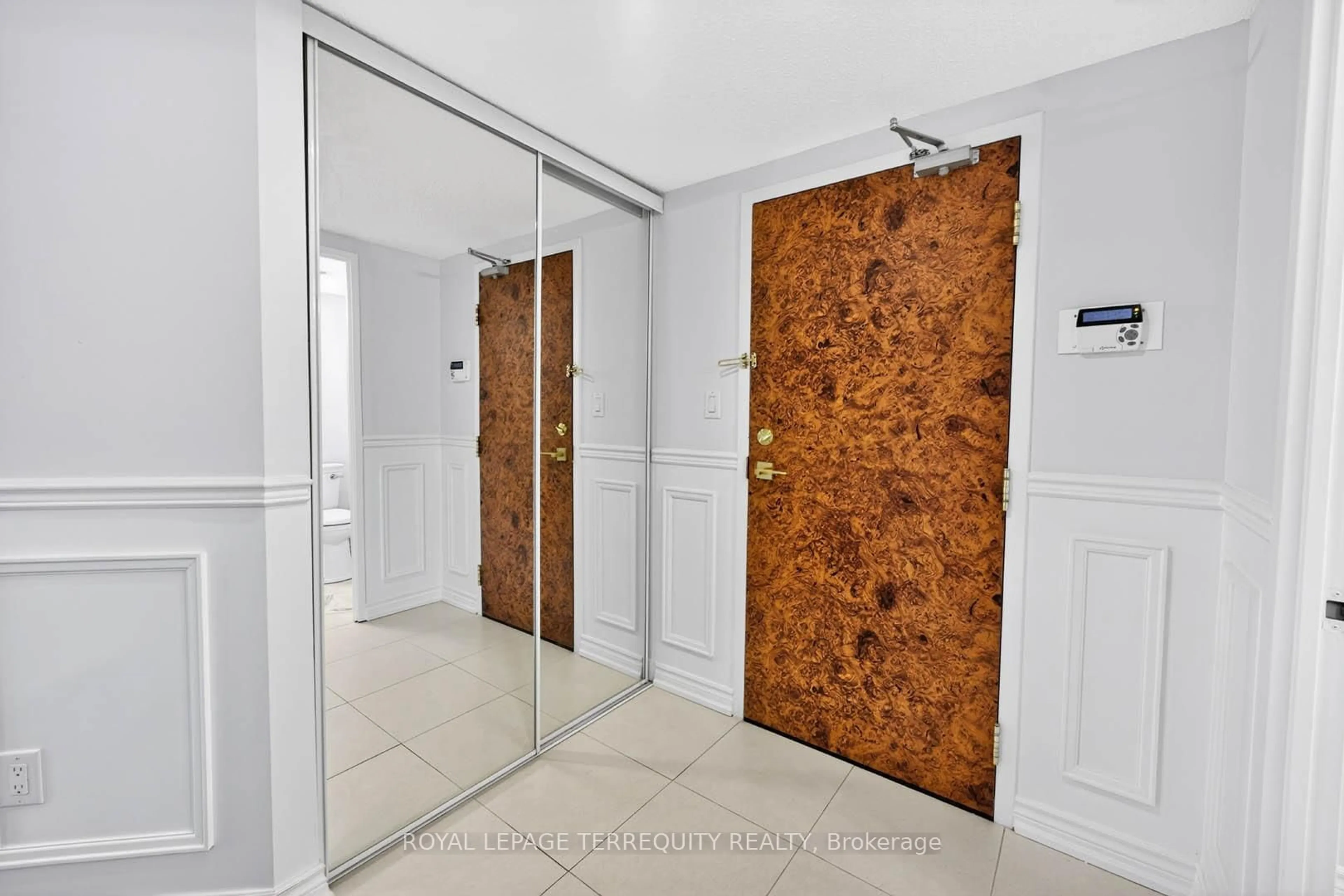Indoor foyer for 10 Kenneth Ave #1805, Toronto Ontario M2N 6K6