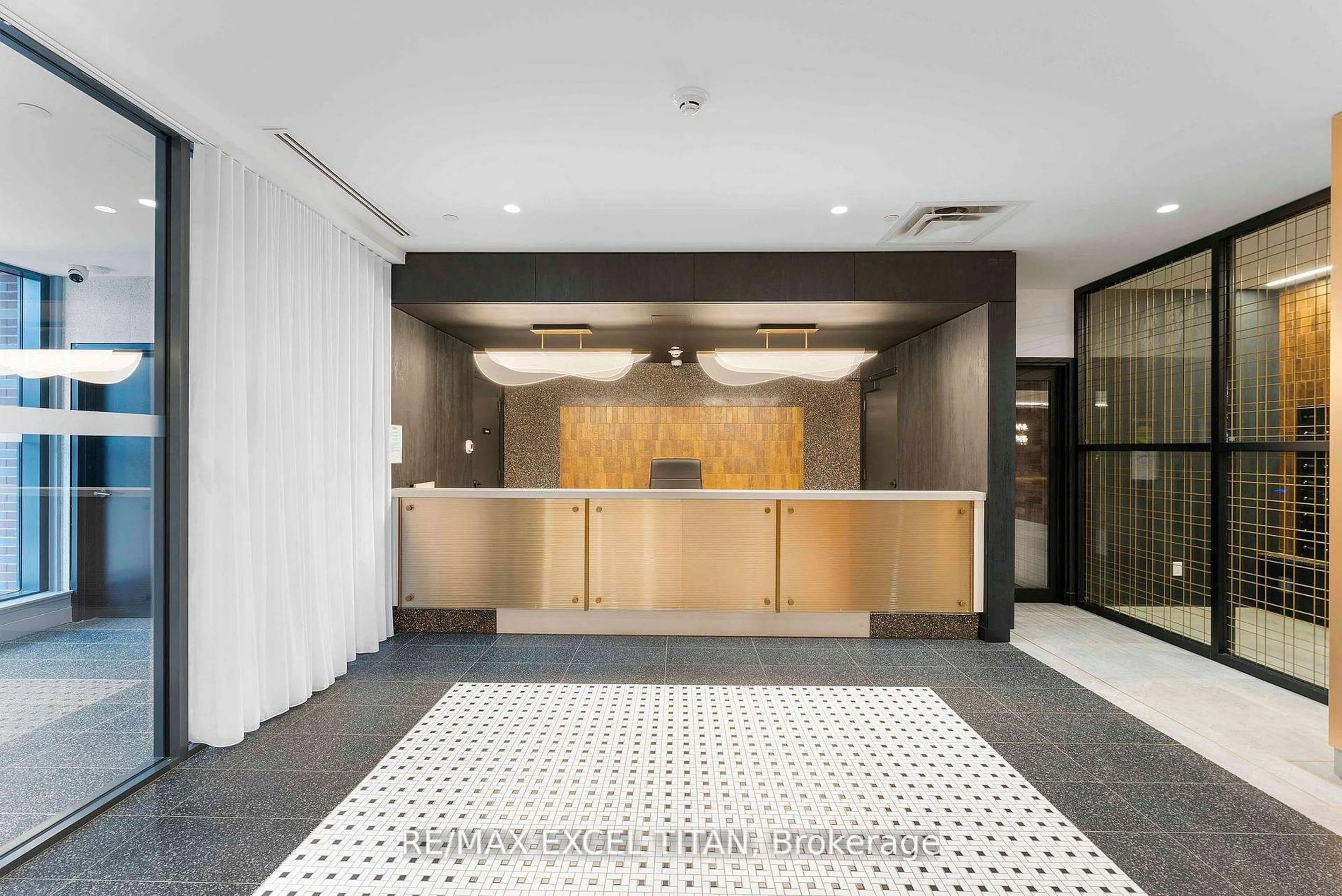 Indoor foyer for 5 Lakeview Ave #612, Toronto Ontario M6J 0H3