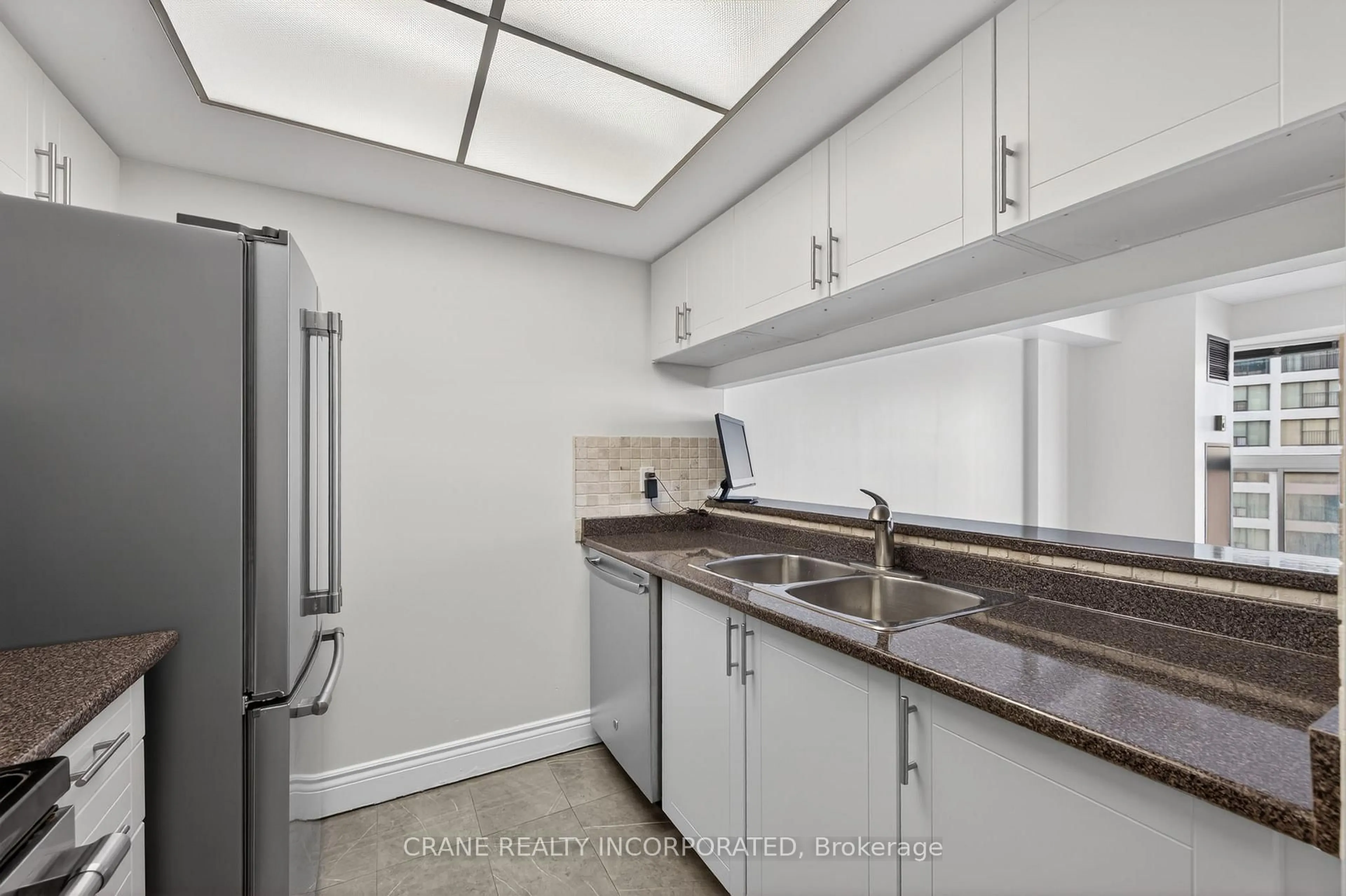 Standard kitchen, ceramic/tile floor for 77 Harbour Sq #1605, Toronto Ontario M5J 2S2