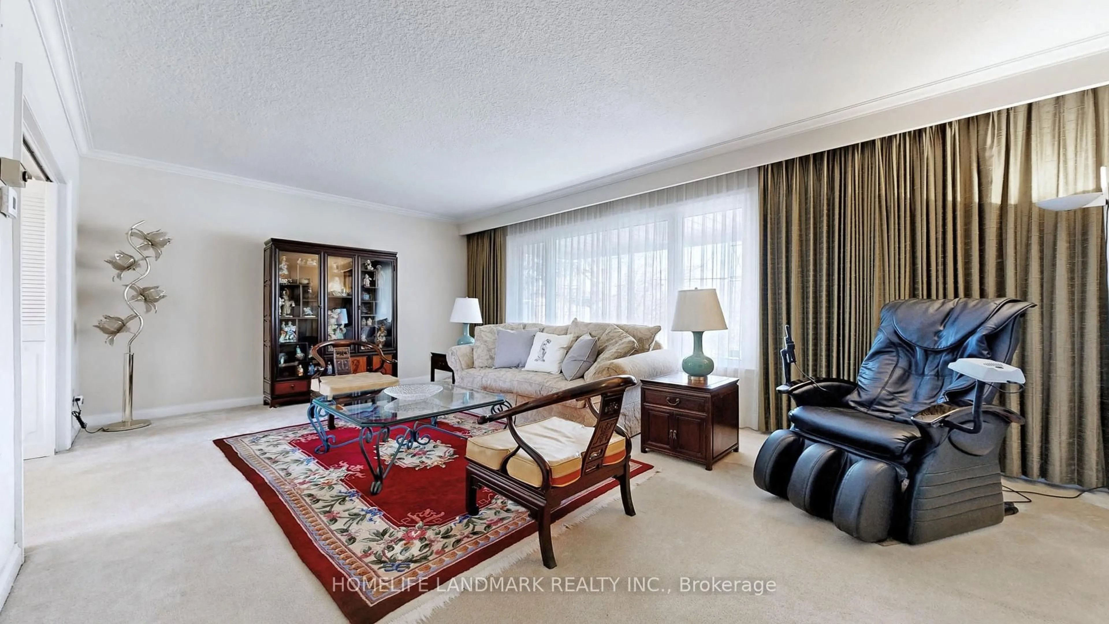 Living room with furniture, carpet floor for 568 Cummer Ave, Toronto Ontario M2K 2M4