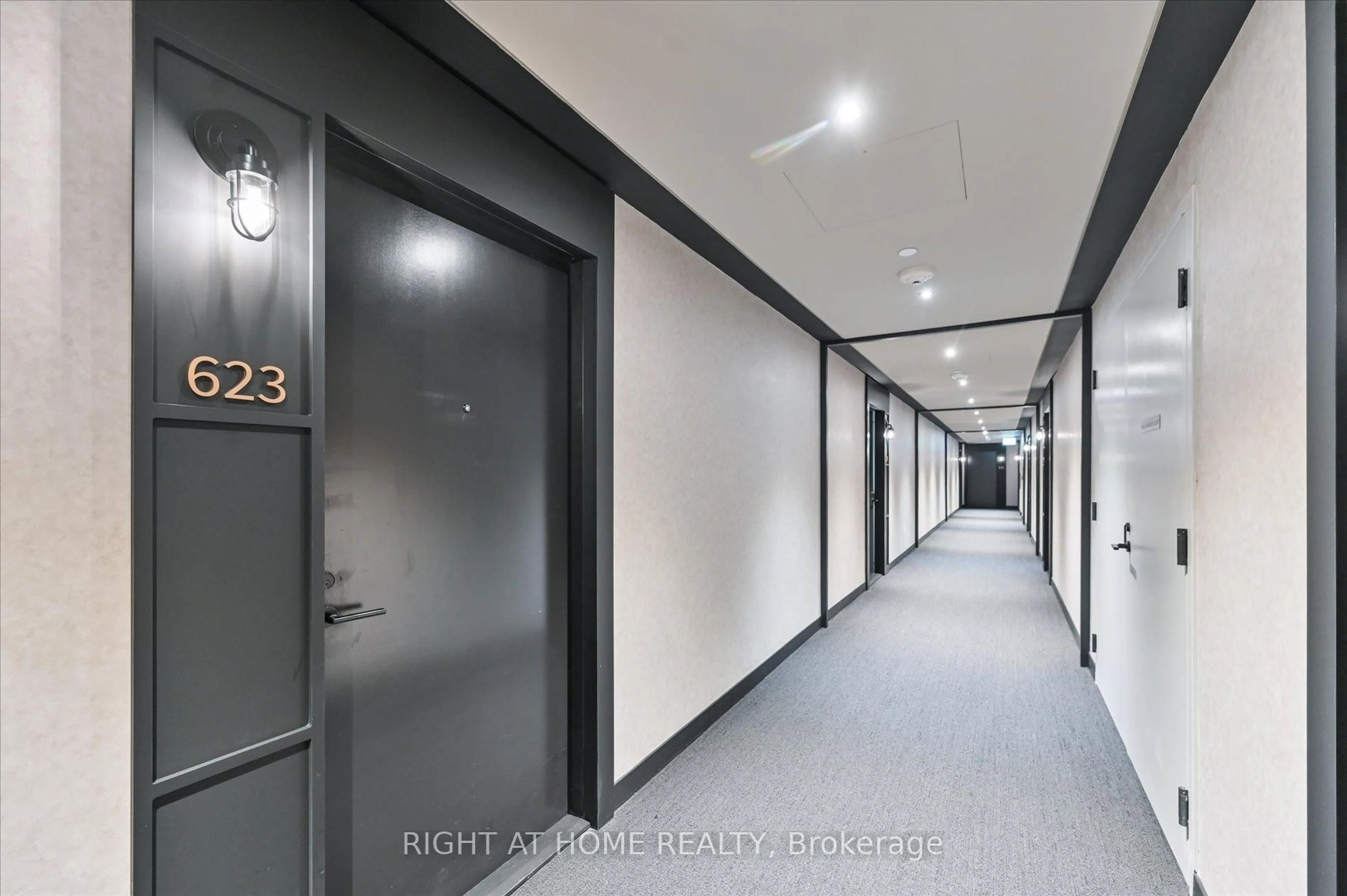 Indoor foyer for 505 Richmond St #623, Toronto Ontario M5V 1Y3