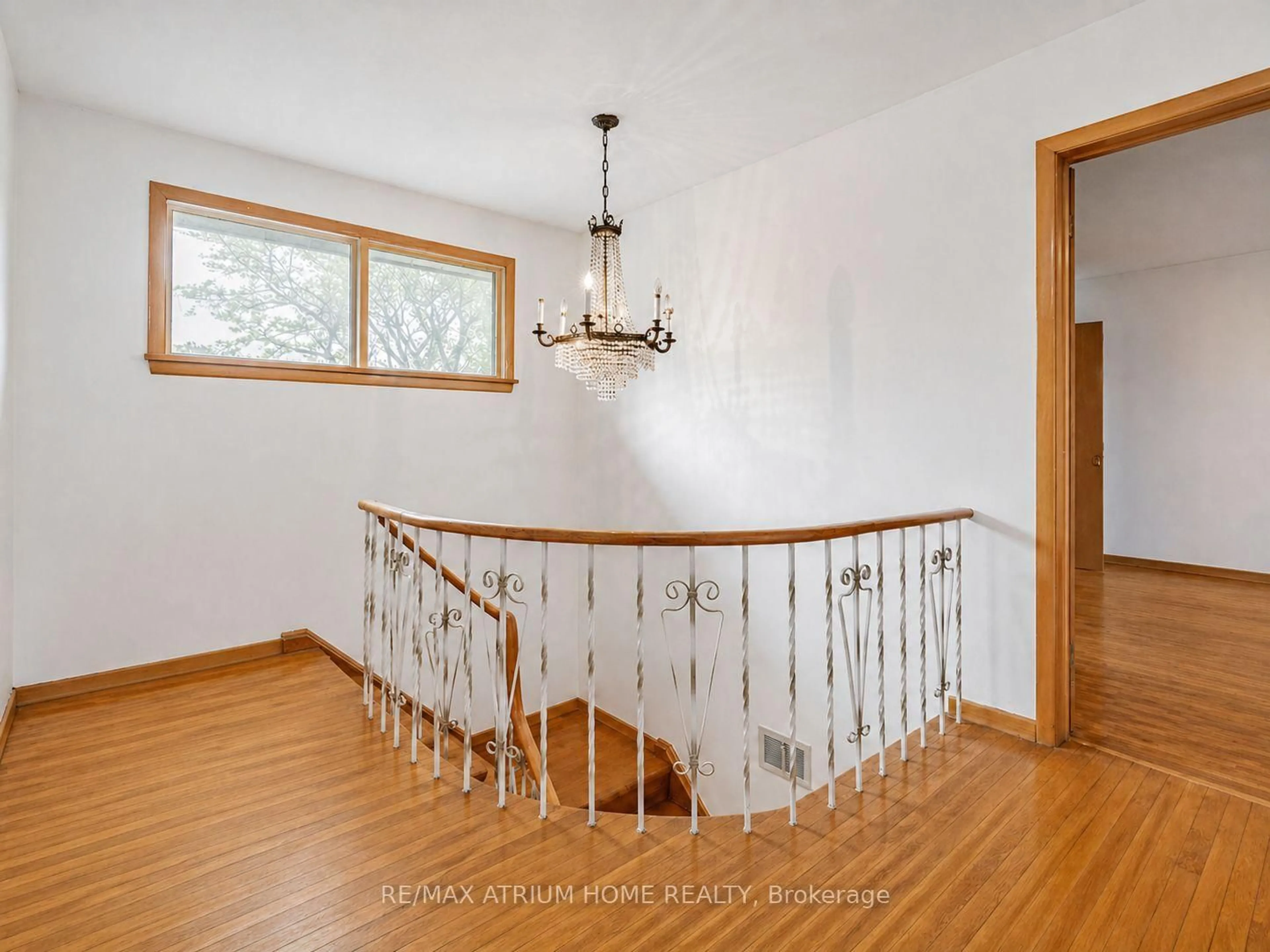 Indoor foyer for 522 Cummer Ave, Toronto Ontario M2K 2L9