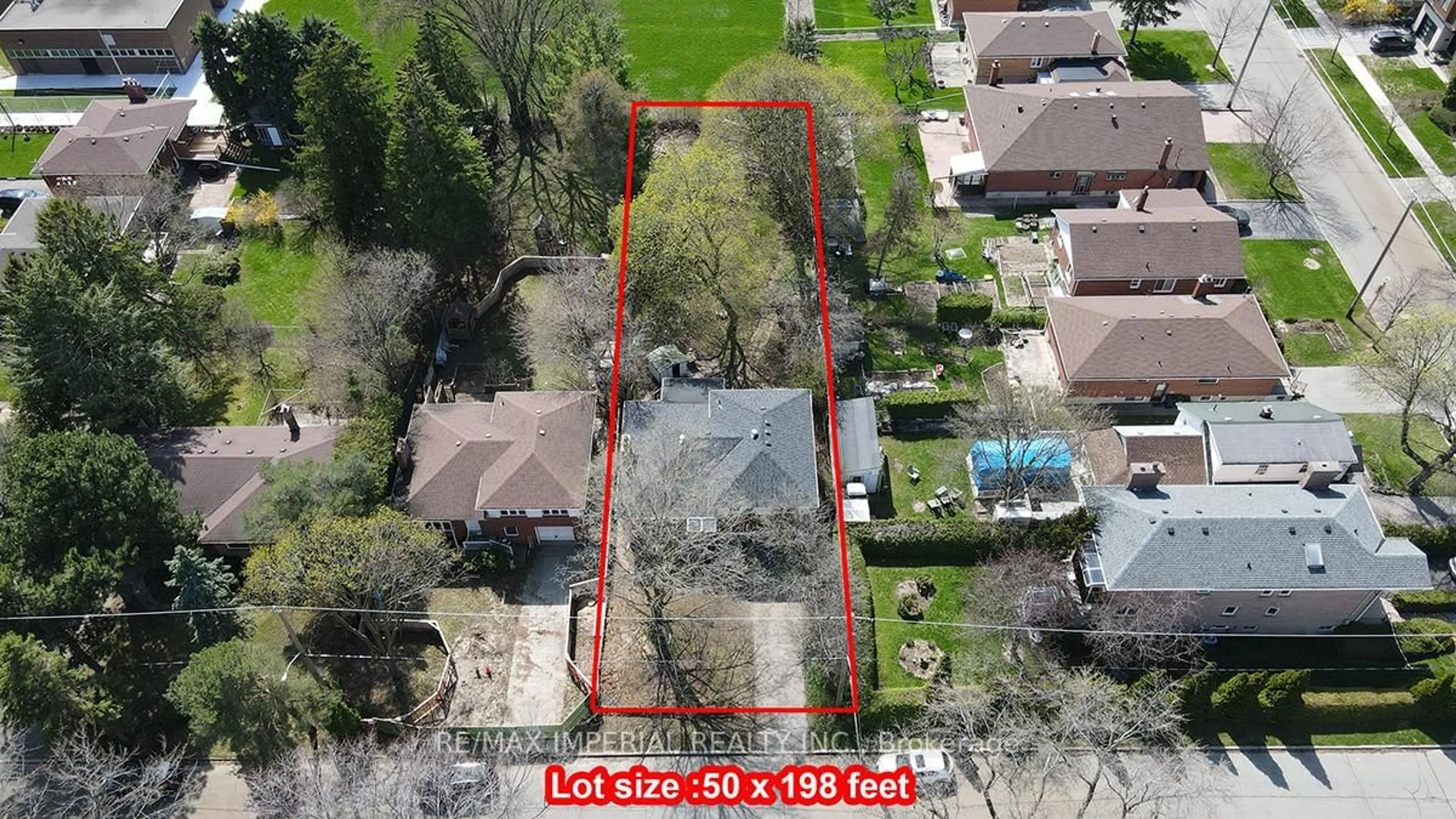 A pic from outside/outdoor area/front of a property/back of a property/a pic from drone, street for 8 Fargo Ave, Toronto Ontario M2M 1T9