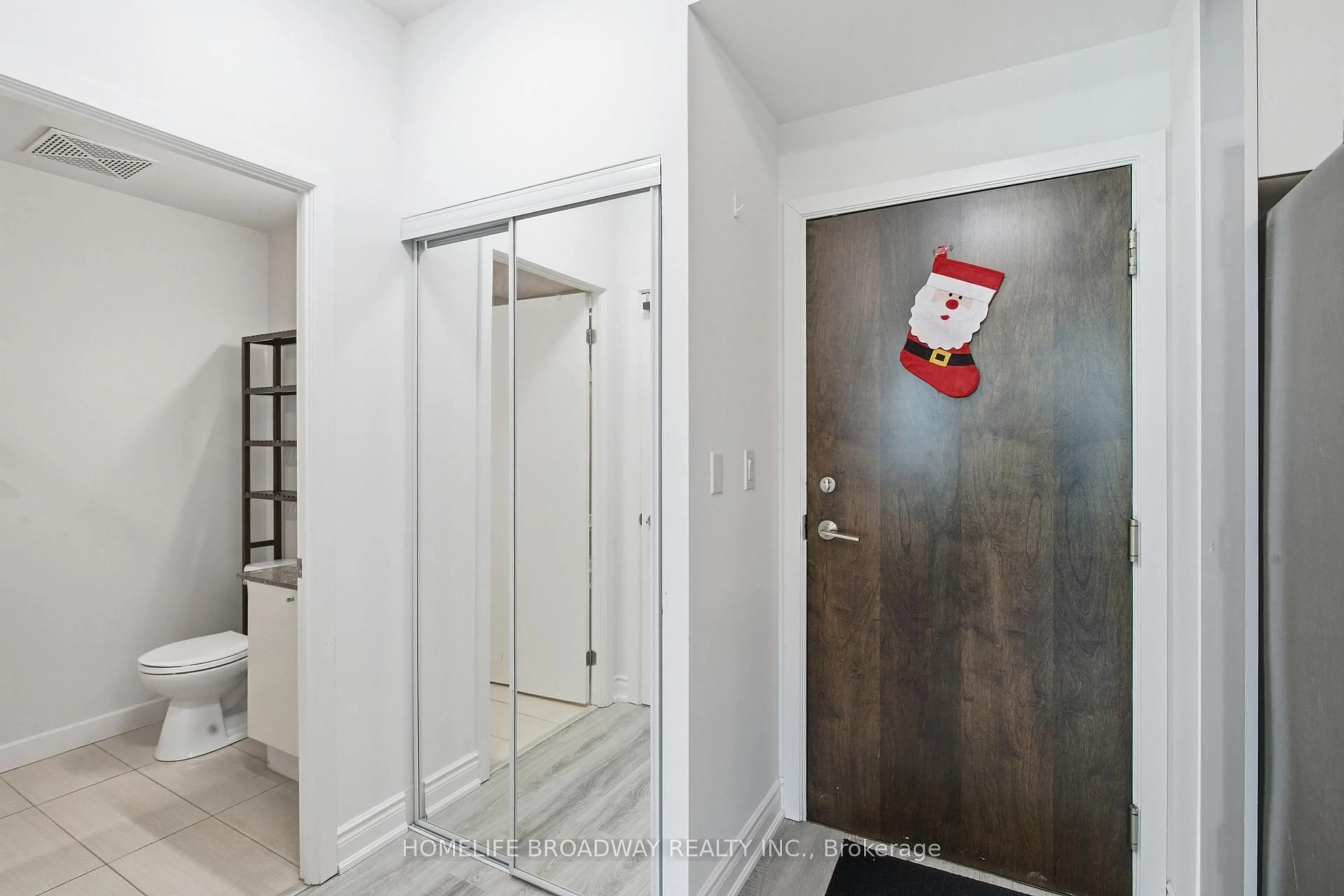 Indoor entryway for 18 Harbour St #2009, Toronto Ontario M5J 2Z6