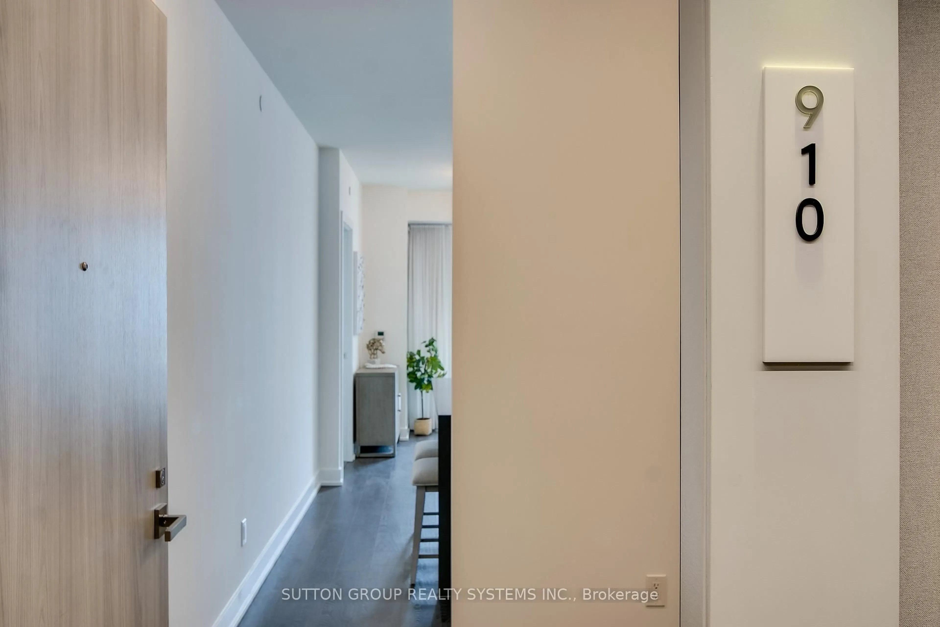Indoor entryway for 80 Vanauley St #910, Toronto Ontario M5T 0C9