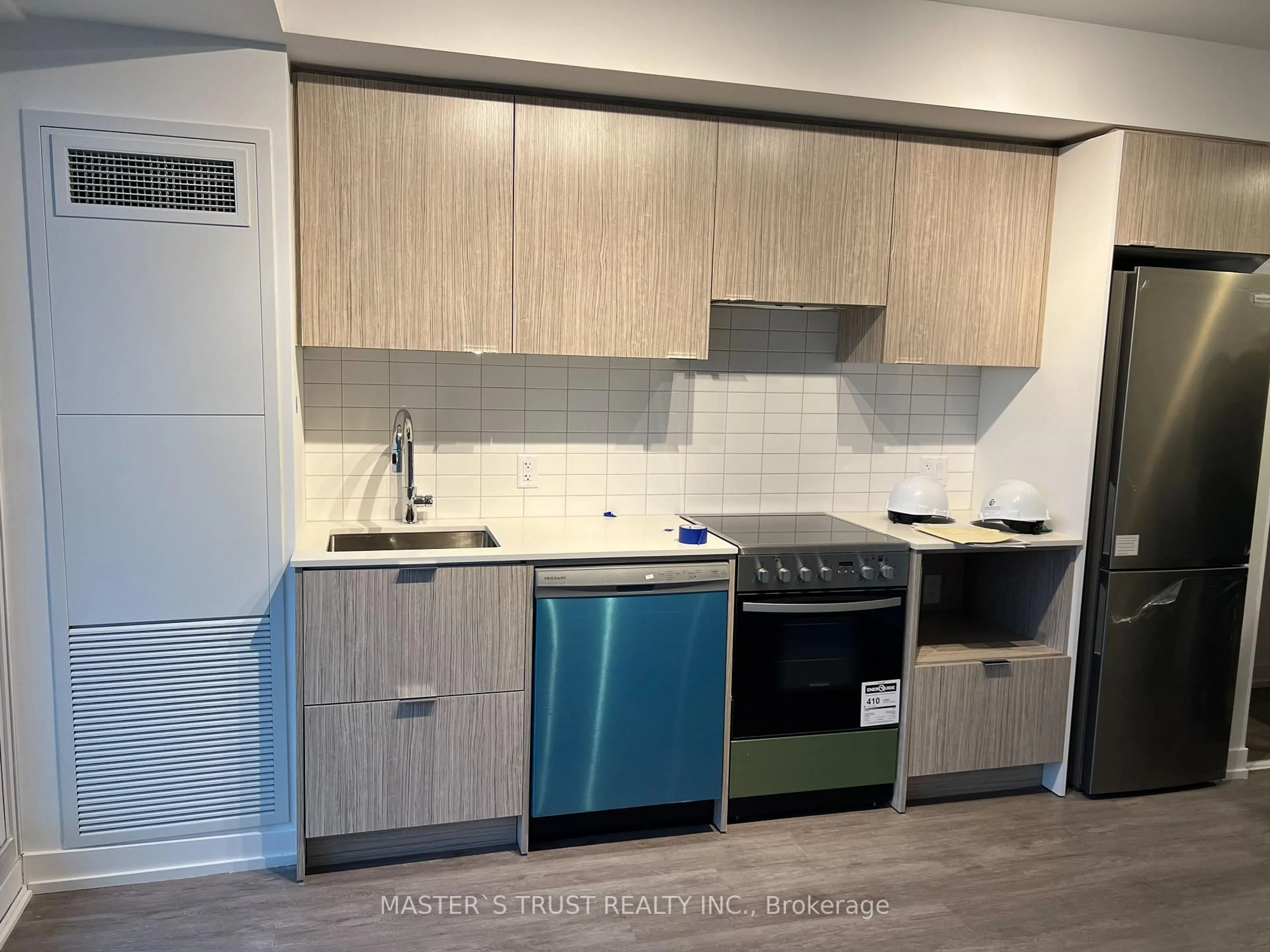 Standard kitchen, wood/laminate floor for 395 Bloor St #2609, Toronto Ontario M4W 0B4