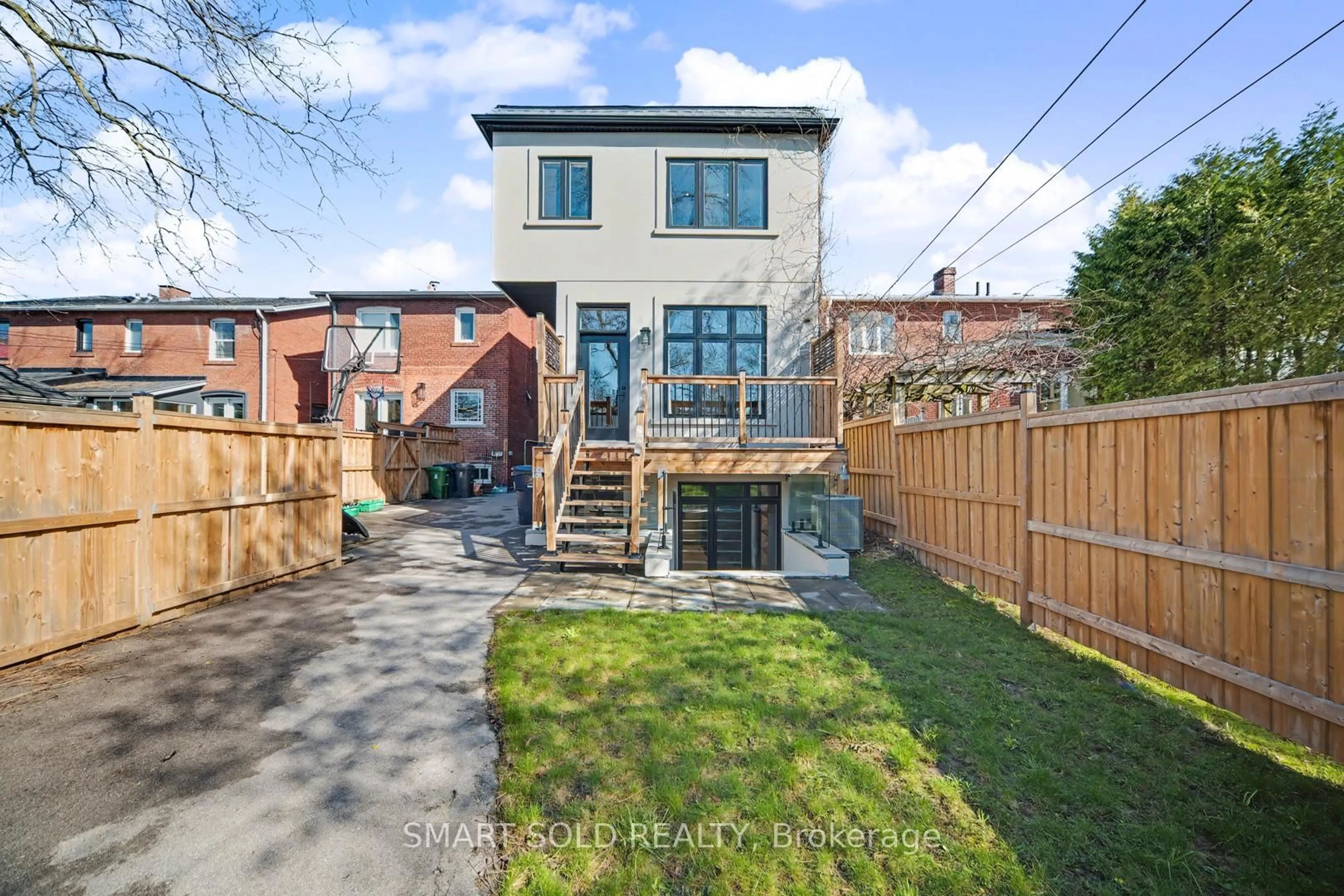 A pic from outside/outdoor area/front of a property/back of a property/a pic from drone, street for 443 Hillsdale Ave, Toronto Ontario M4S 1V1