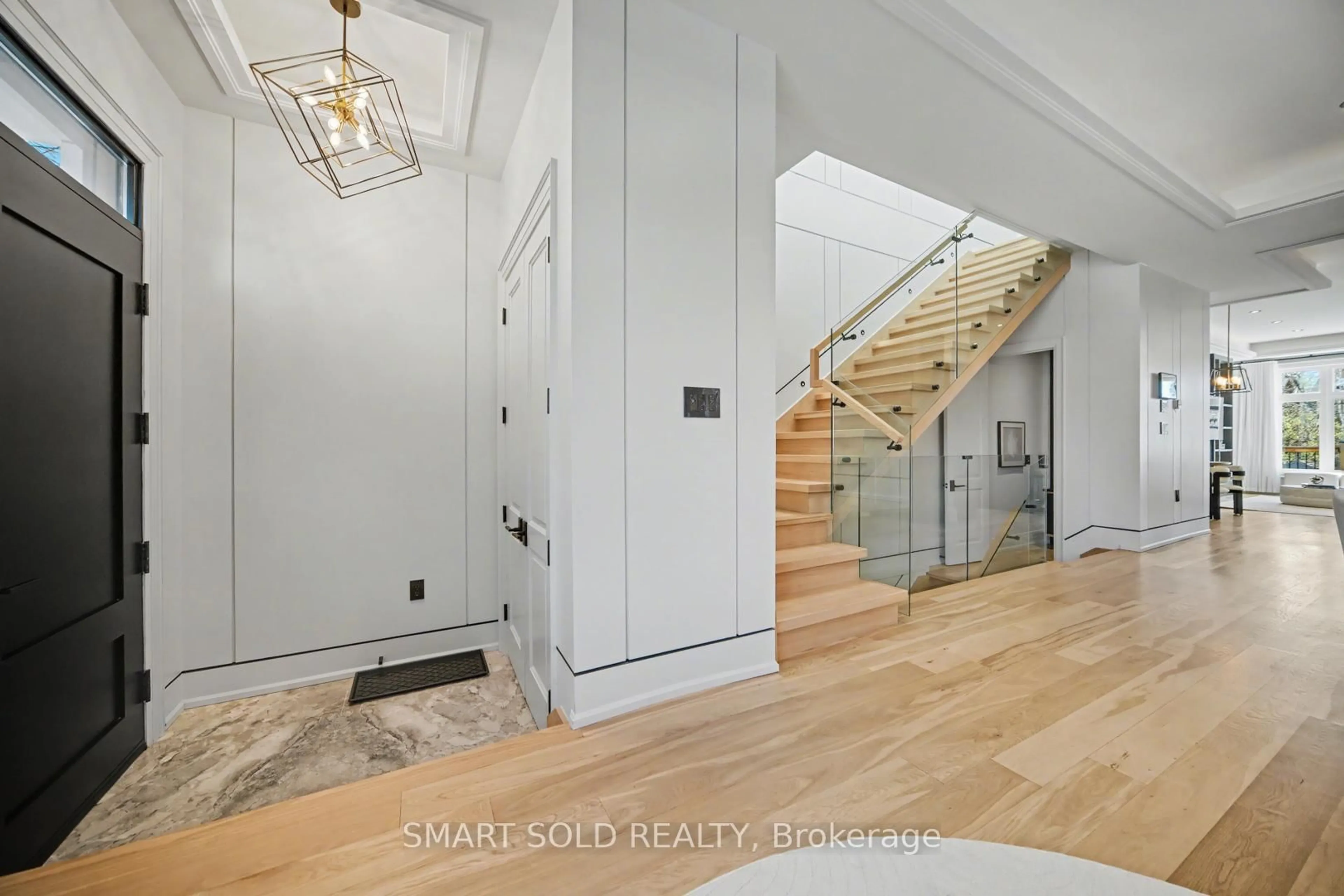 Indoor entryway for 443 Hillsdale Ave, Toronto Ontario M4S 1V1