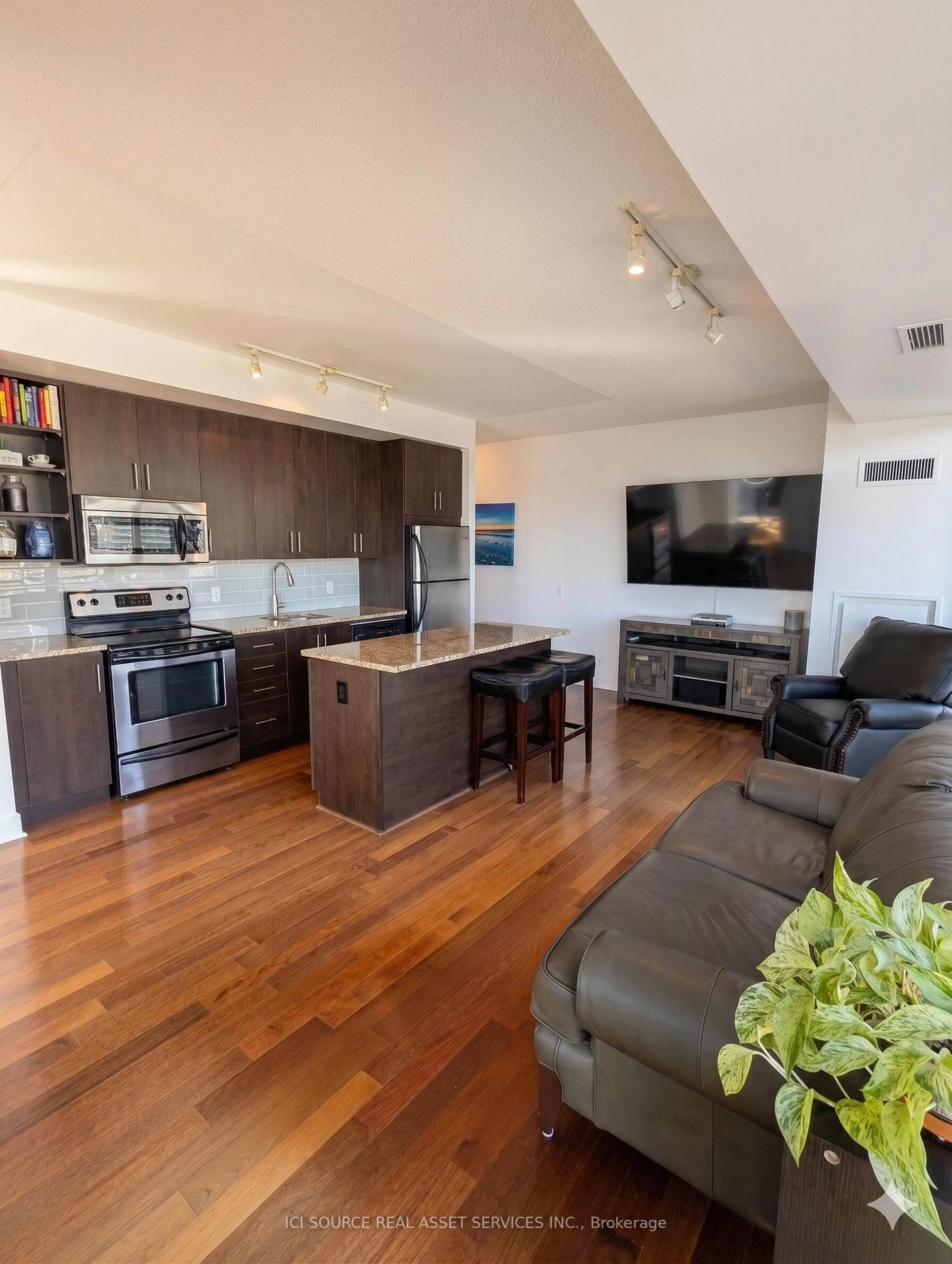 Open concept kitchen, wood/laminate floor for 116 George St #N1202, Toronto Ontario M8V 2S4