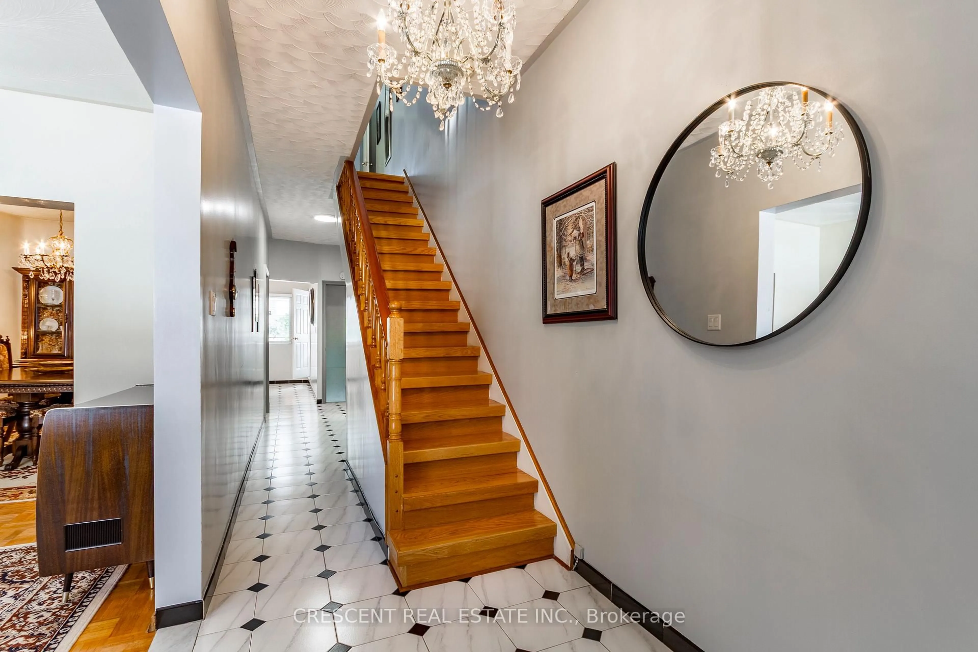 Indoor foyer for 164 Roxton Rd, Toronto Ontario M6J 2Y5