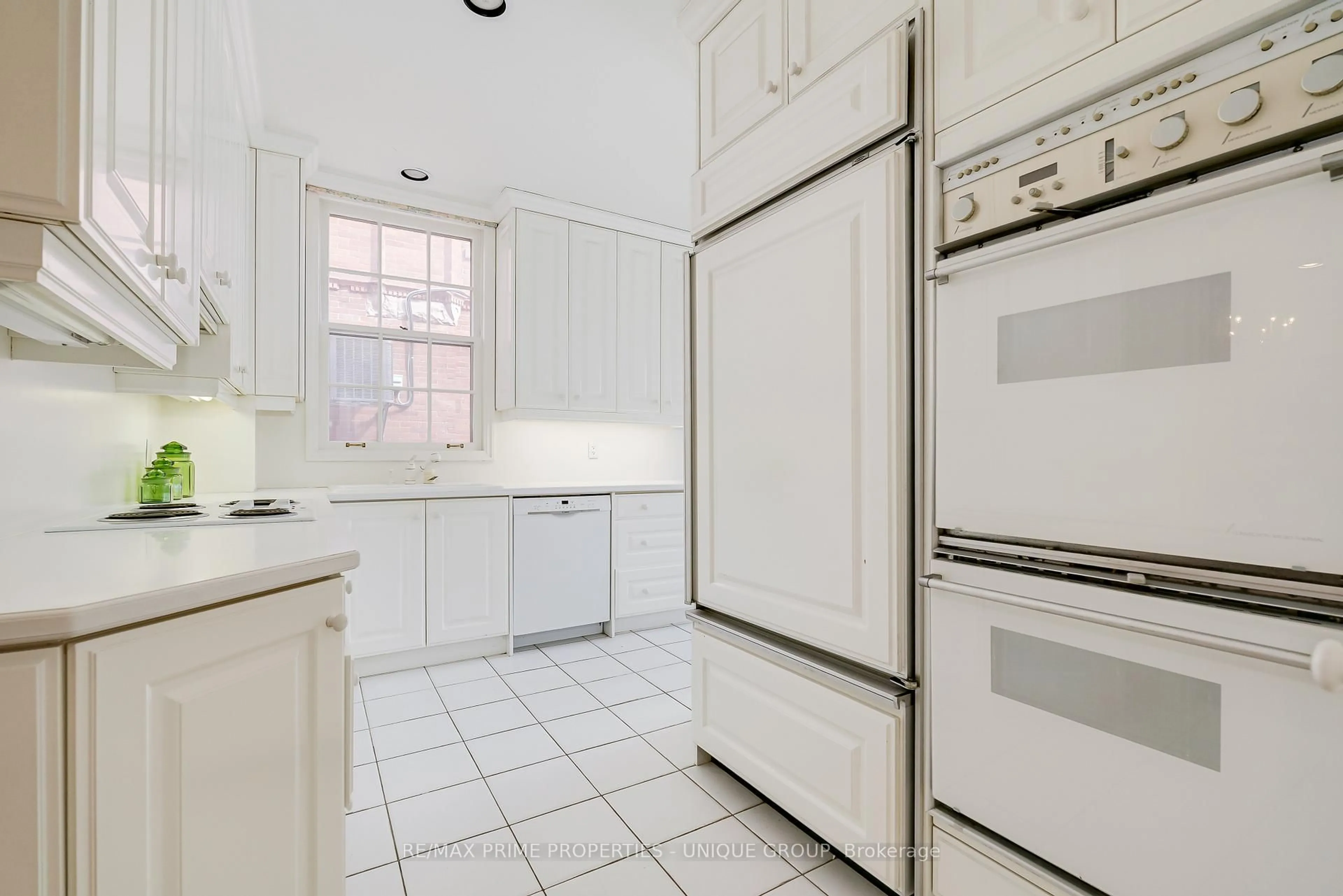 Standard kitchen, ceramic/tile floor for 62 A Glen Rd, Toronto Ontario M4W 2V4