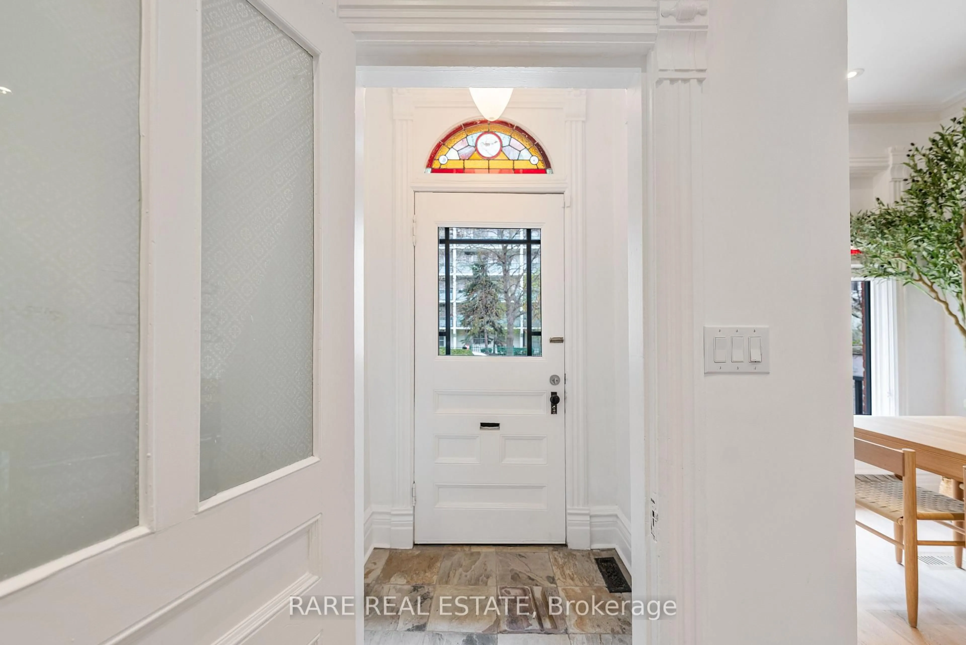 Indoor entryway for 382 Rusholme Rd, Toronto Ontario M6H 2Z5