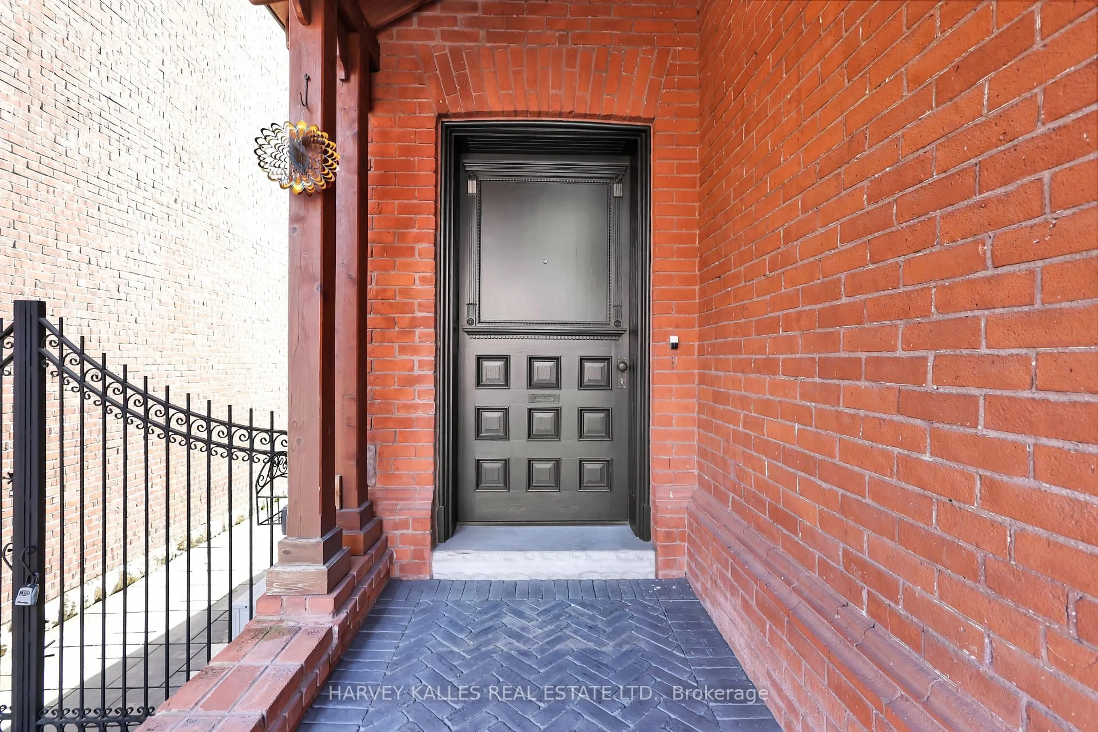 Indoor entryway for 140 Bedford Rd, Toronto Ontario M5R 2K2