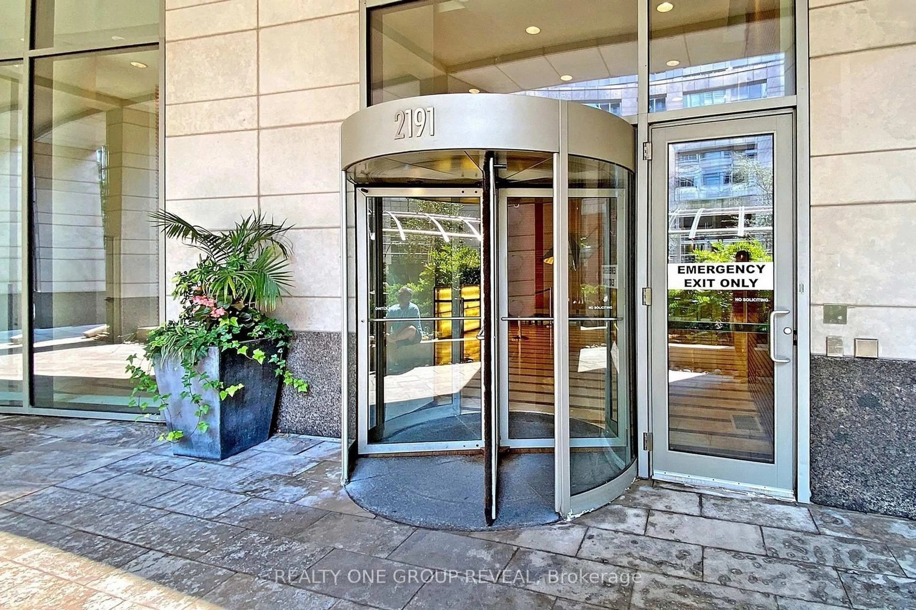 Indoor foyer for 2191 Yonge St #3707, Toronto Ontario M4S 3H8