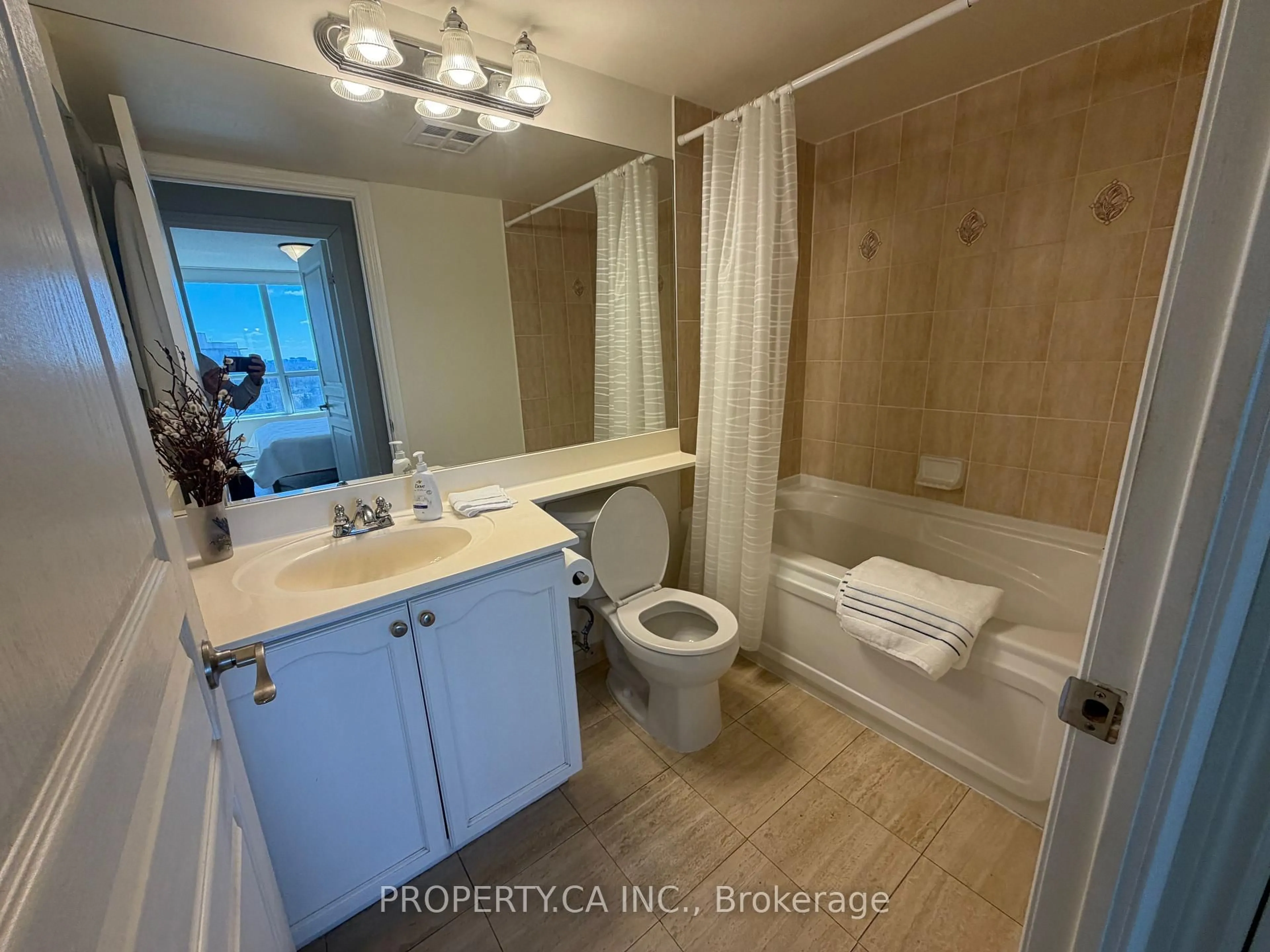 Standard bathroom, ceramic/tile floor for 5 Northtown Way #1614, Toronto Ontario M2N 7A1