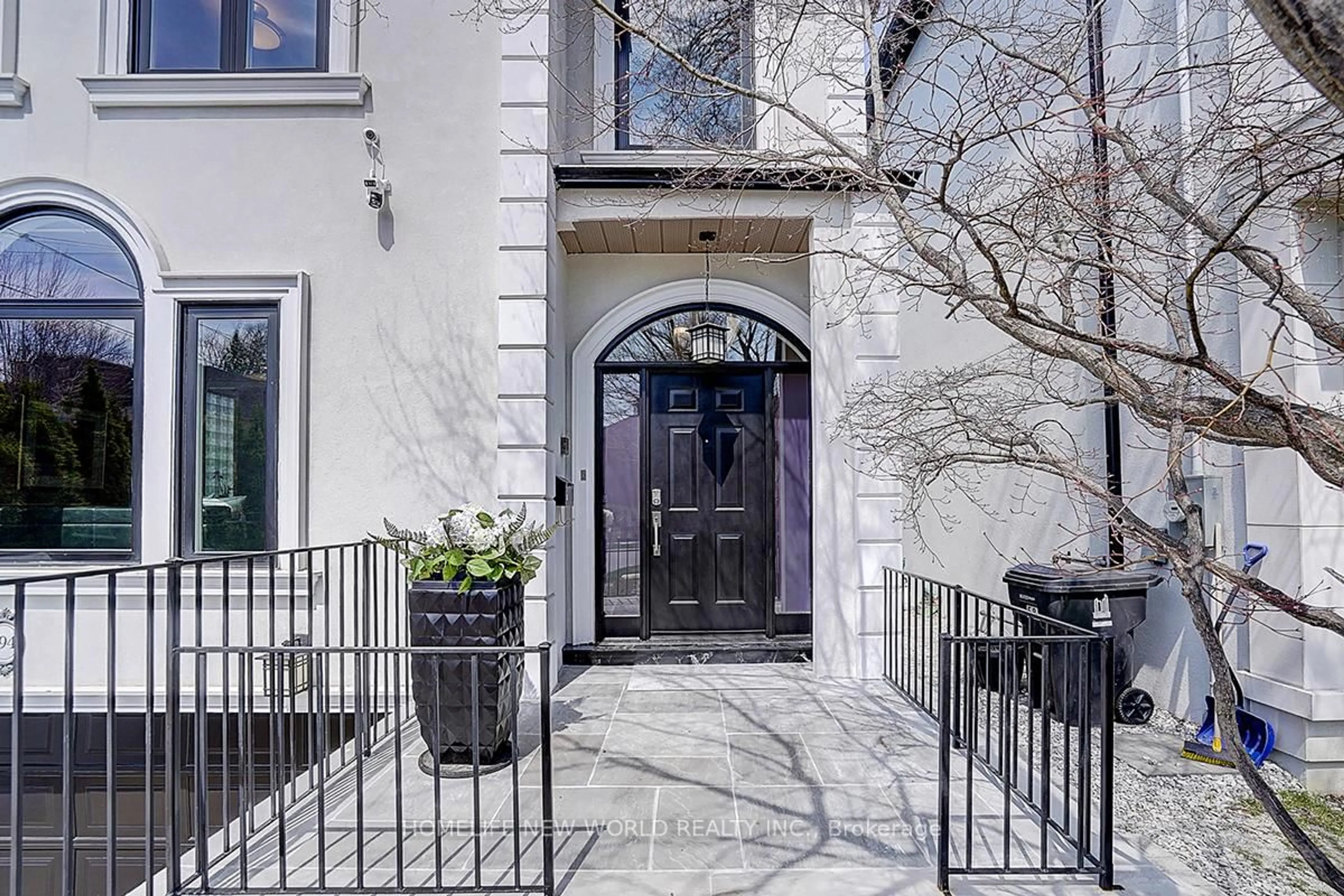 Indoor entryway for 594 Woburn Ave, Toronto Ontario M5M 1L9