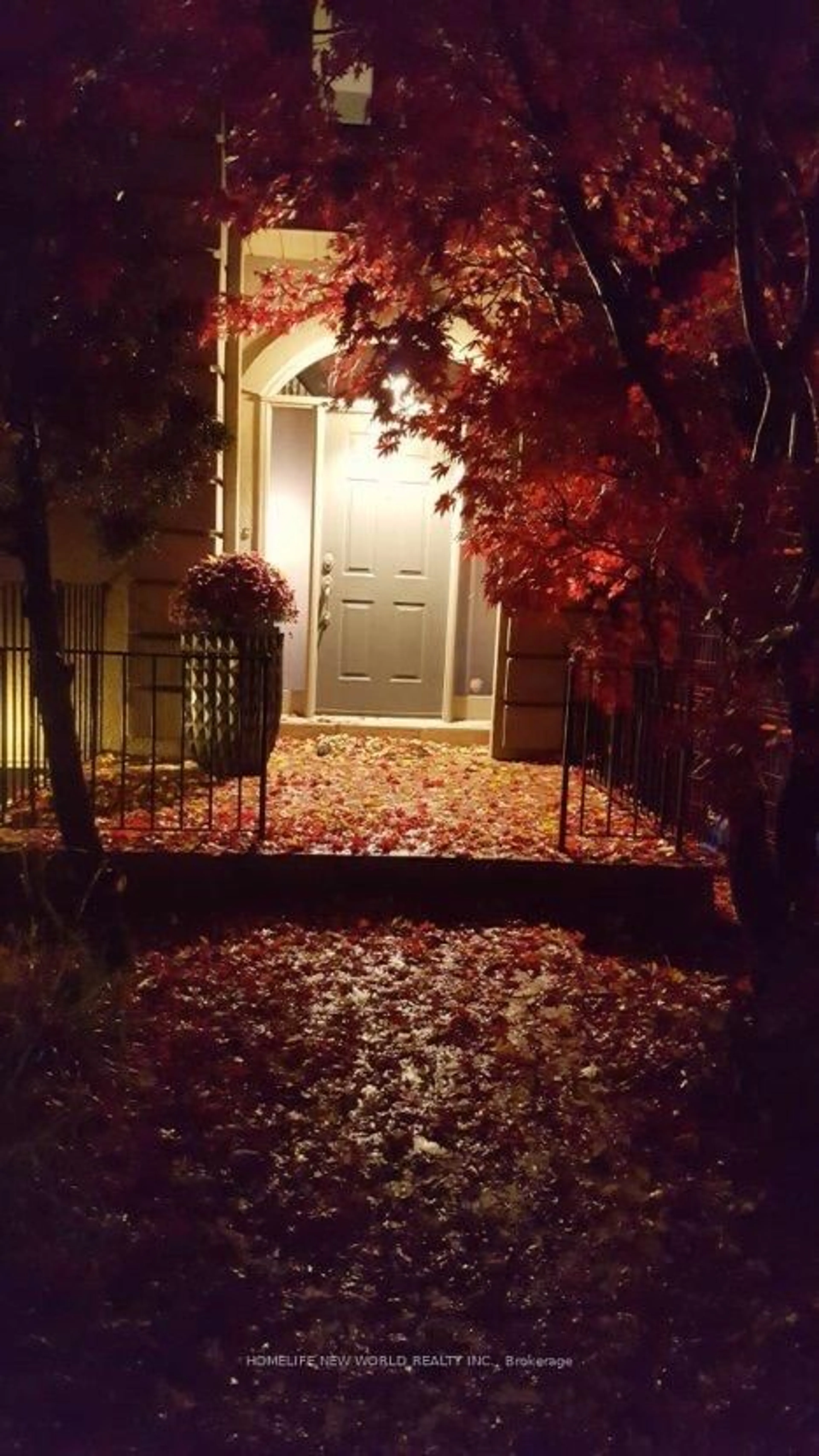 Indoor entryway for 594 Woburn Ave, Toronto Ontario M5M 1L9