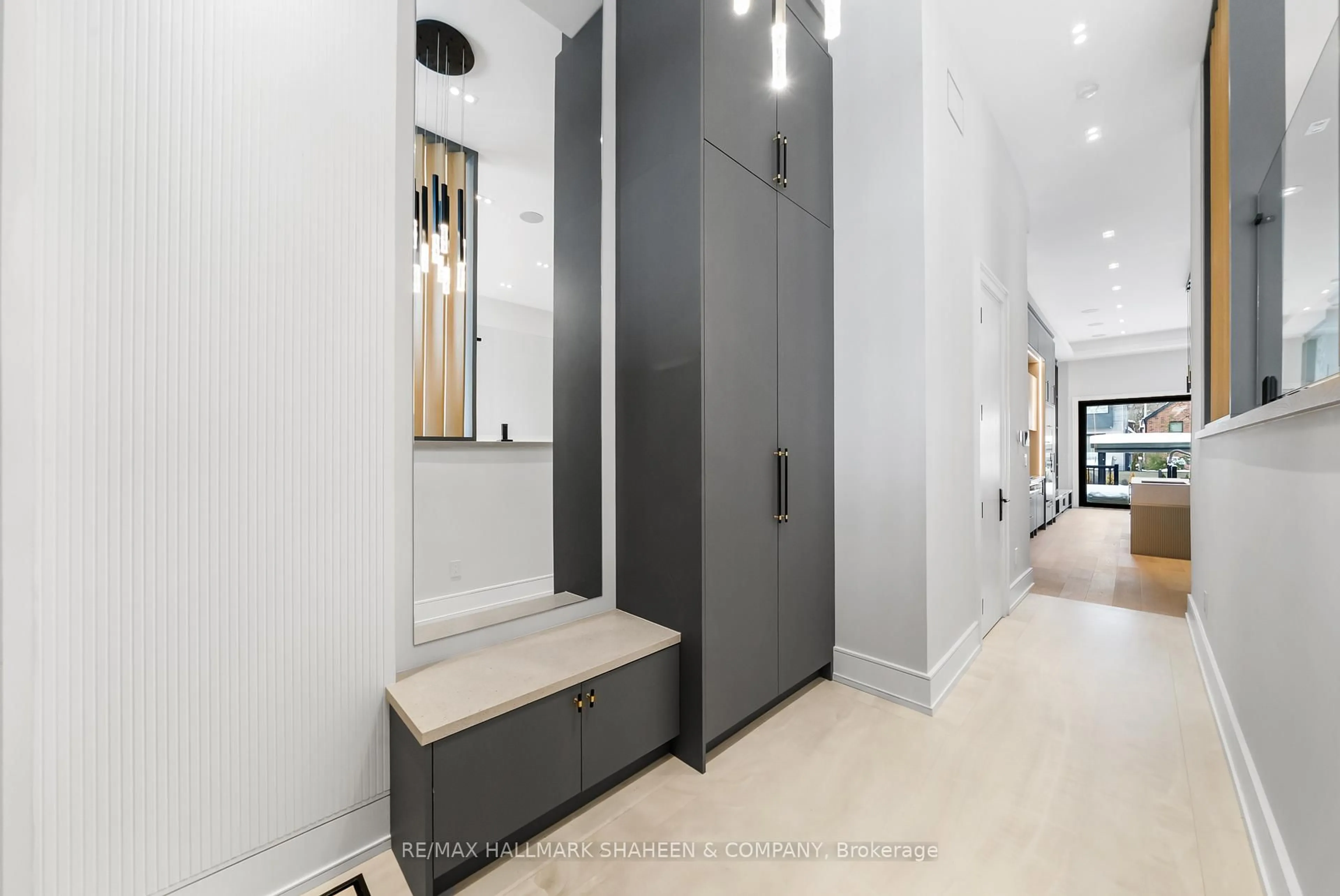 Indoor entryway for 116 Briar Hill Ave, Toronto Ontario M4R 1H9