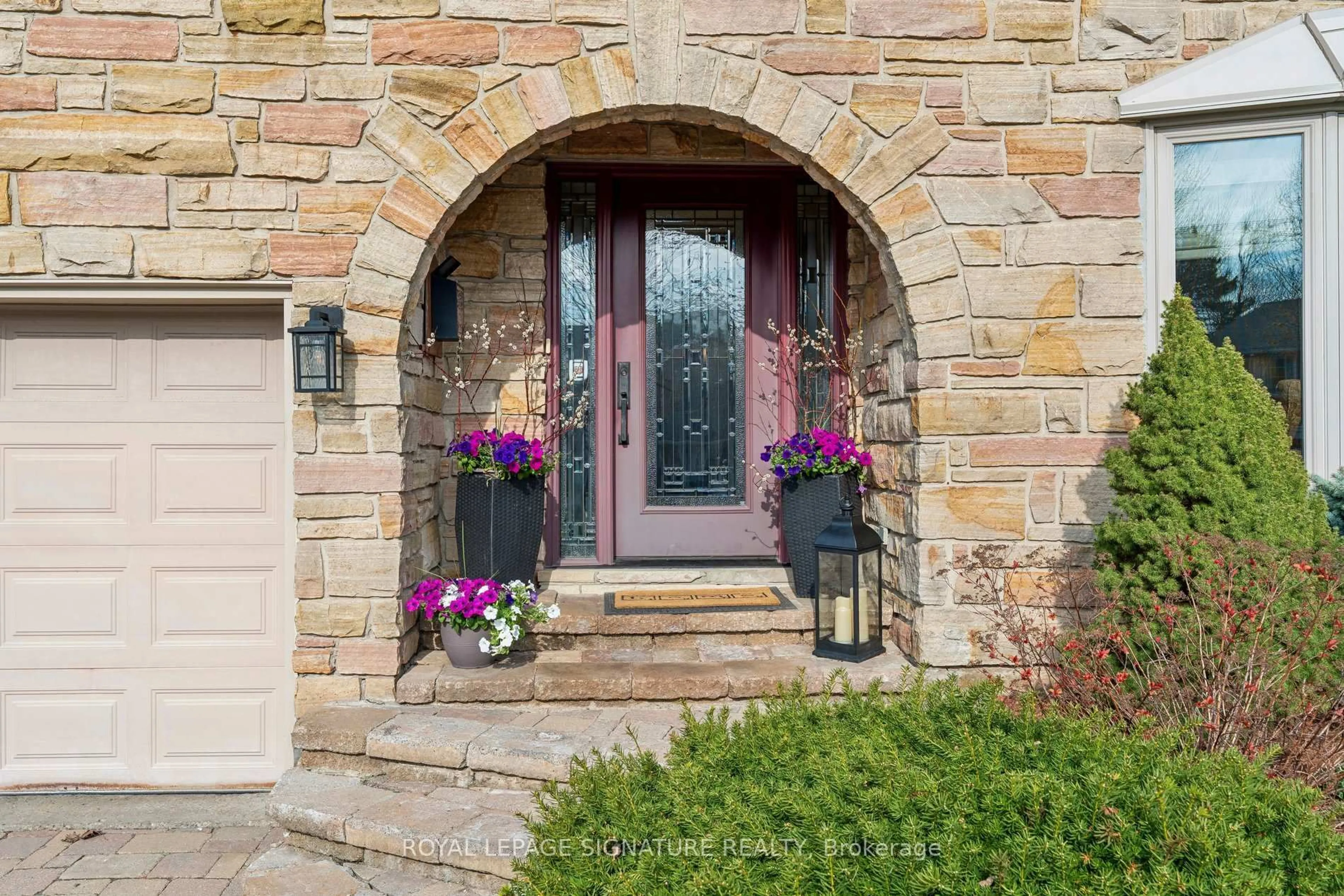 Indoor entryway for 35 Ranchdale Cres, Toronto Ontario M3A 2M1