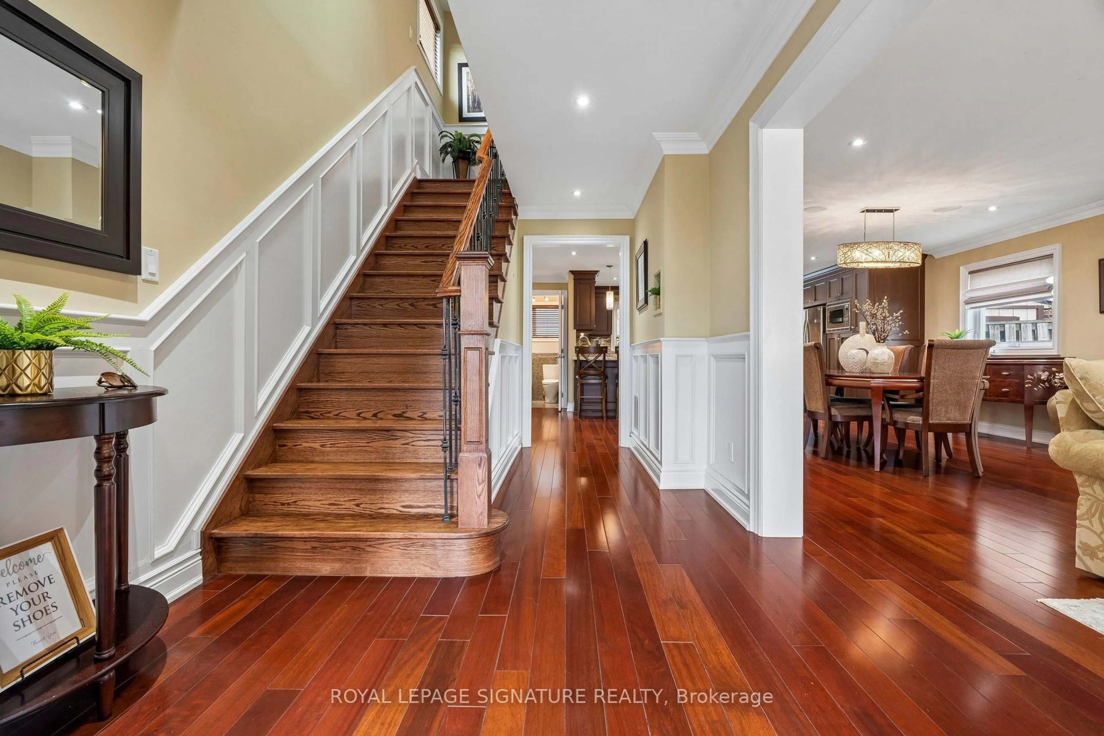 Indoor foyer for 35 Ranchdale Cres, Toronto Ontario M3A 2M1