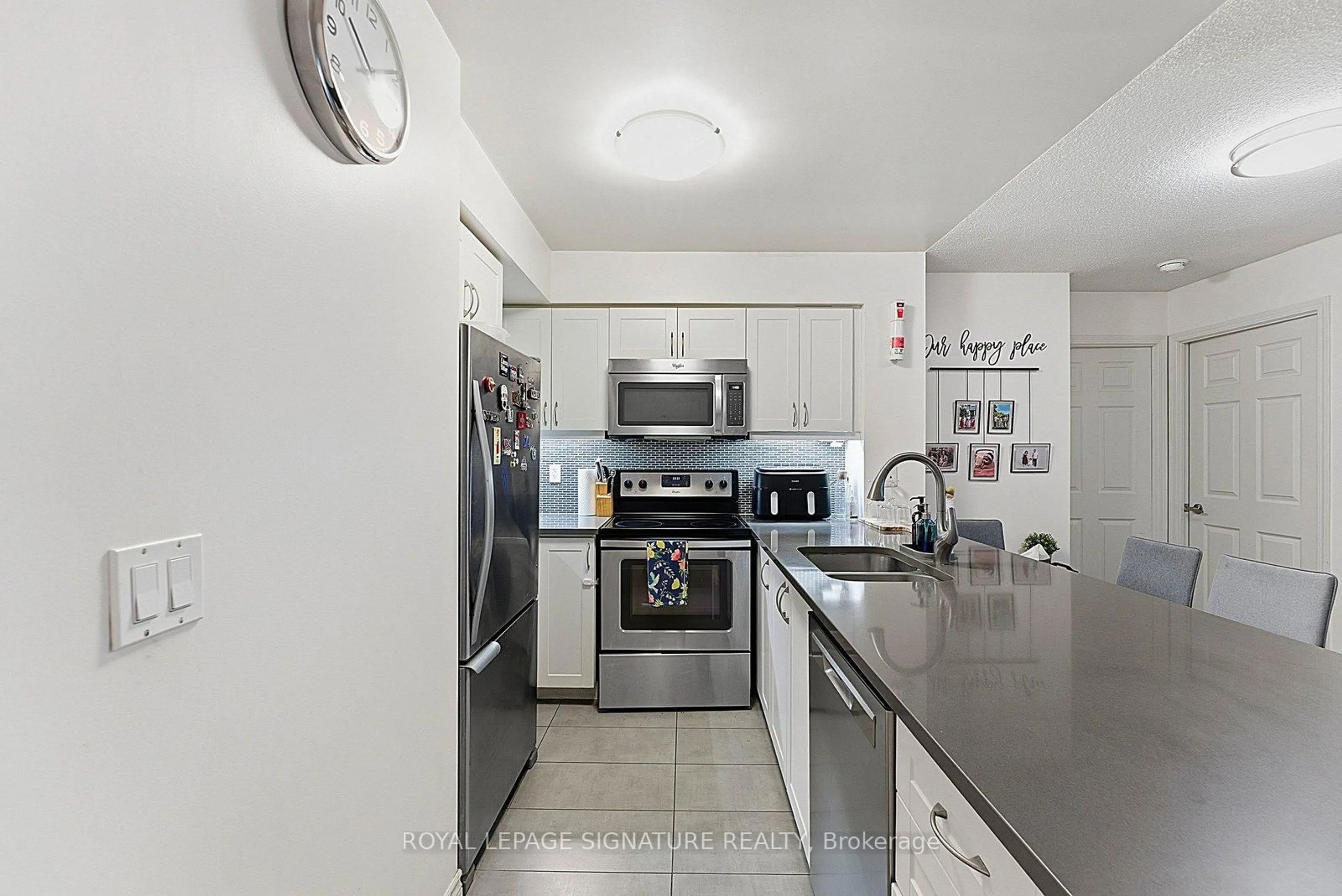 Standard kitchen, ceramic/tile floor for 19 Grand Trunk Cres #502, Toronto Ontario M5J 3A3