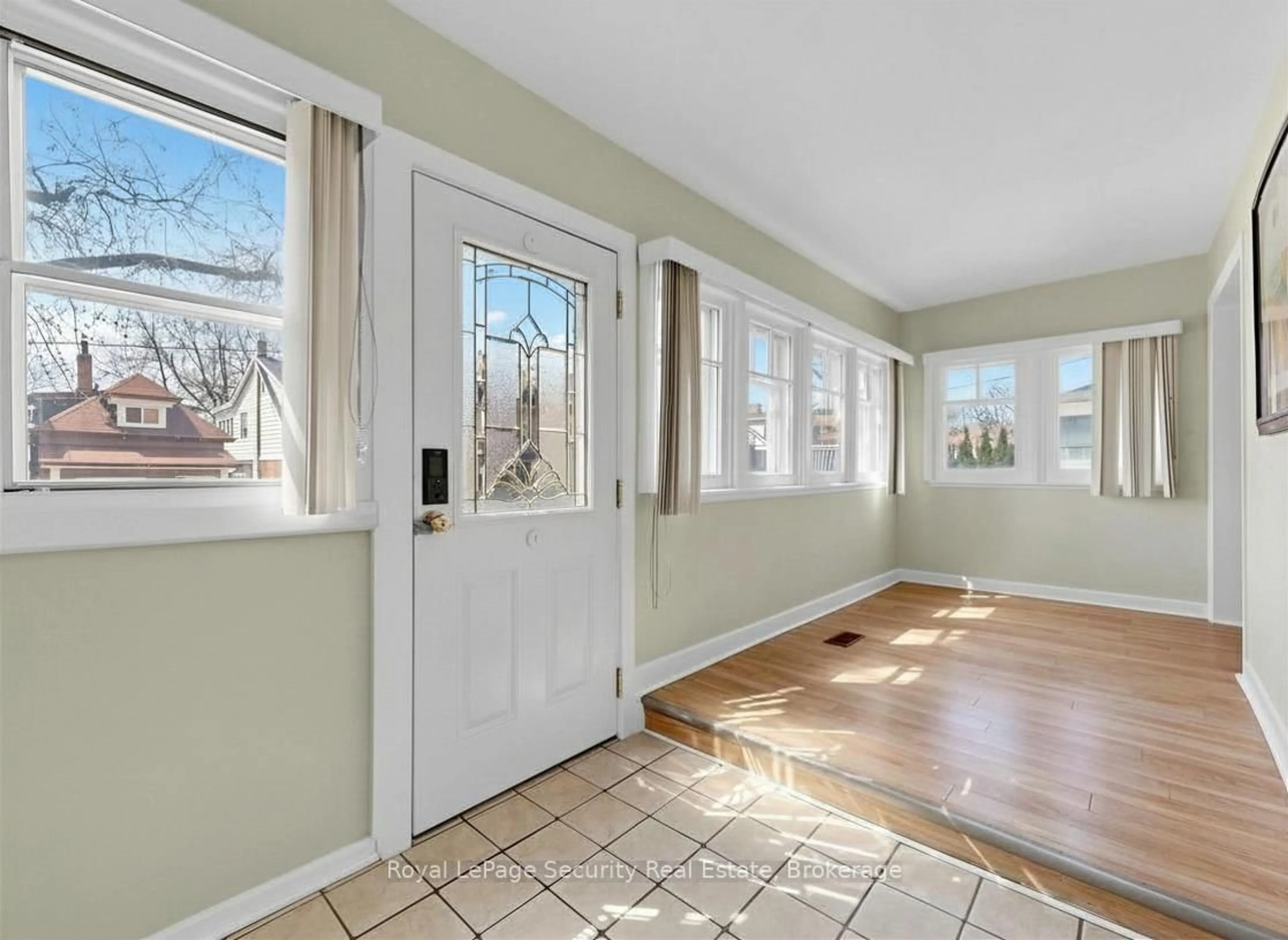 Indoor entryway for 31 Blandford St, Toronto Ontario M6E 3A6