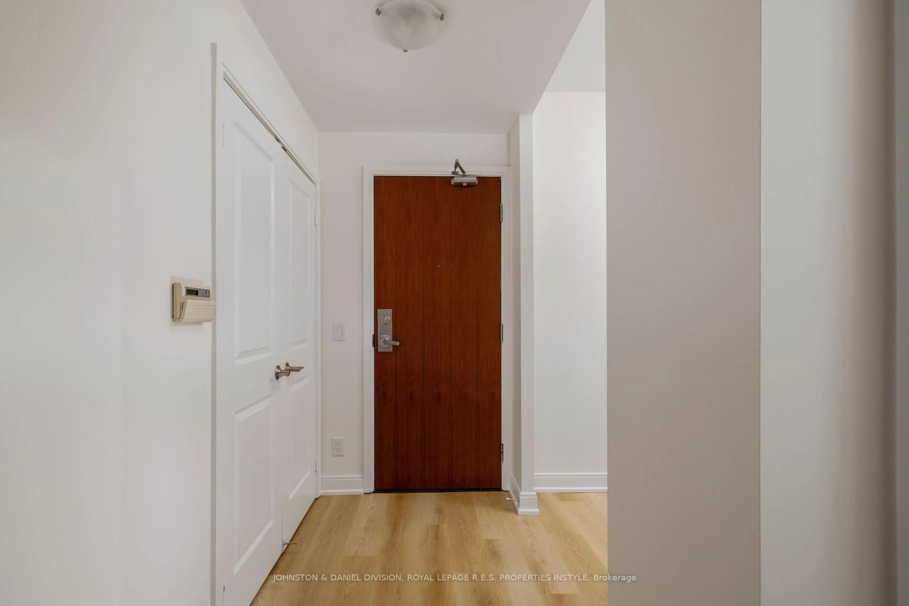 Indoor entryway for 88 Broadway Ave #401, Toronto Ontario M4P 0A5