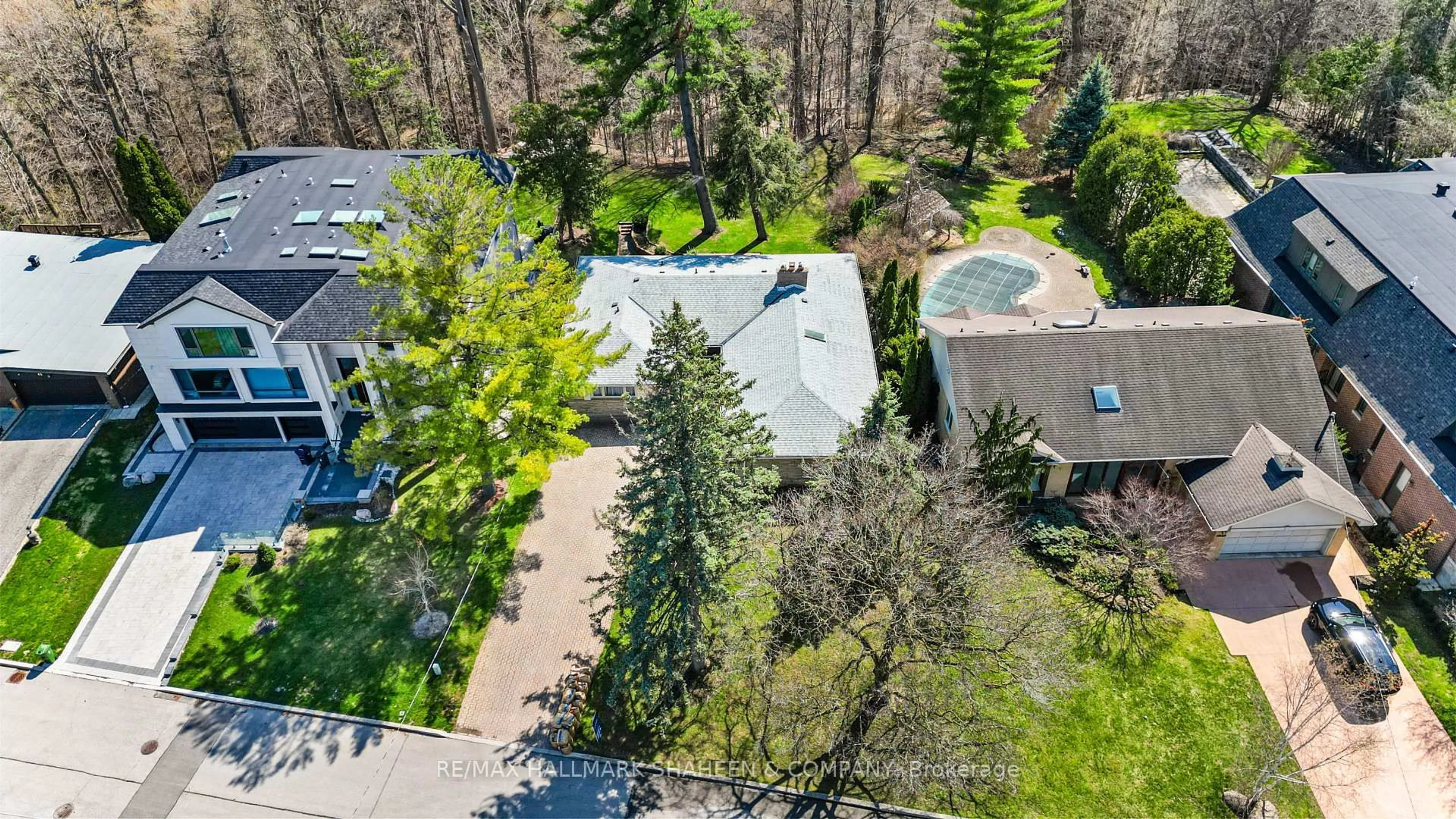 A pic from outside/outdoor area/front of a property/back of a property/a pic from drone, street for 45 Hi Mount Dr, Toronto Ontario M2K 1X3