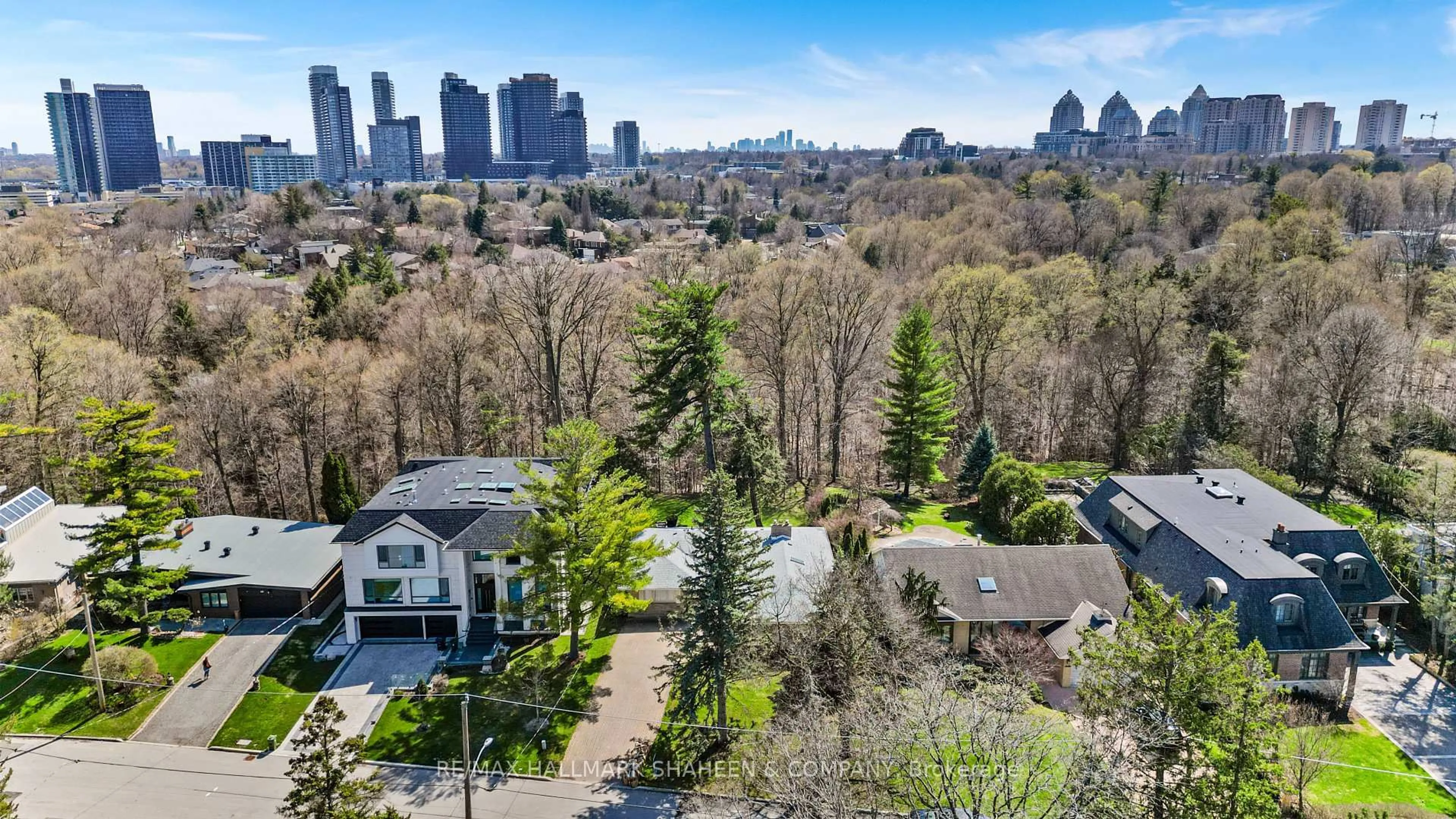 A pic from outside/outdoor area/front of a property/back of a property/a pic from drone, city buildings view from balcony for 45 Hi Mount Dr, Toronto Ontario M2K 1X3