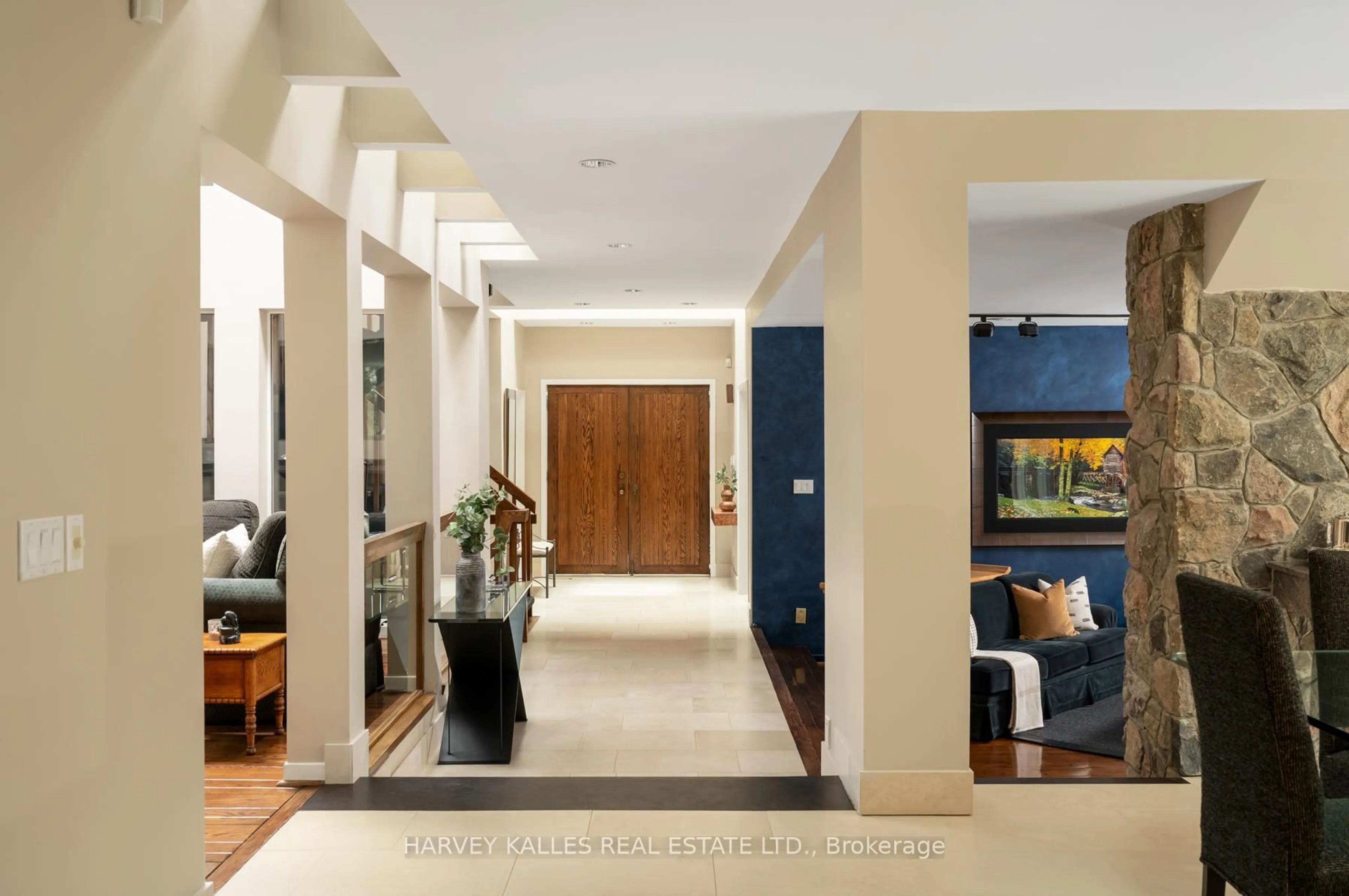 Indoor foyer for 5 Cosmic Dr, Toronto Ontario M3B 3L5