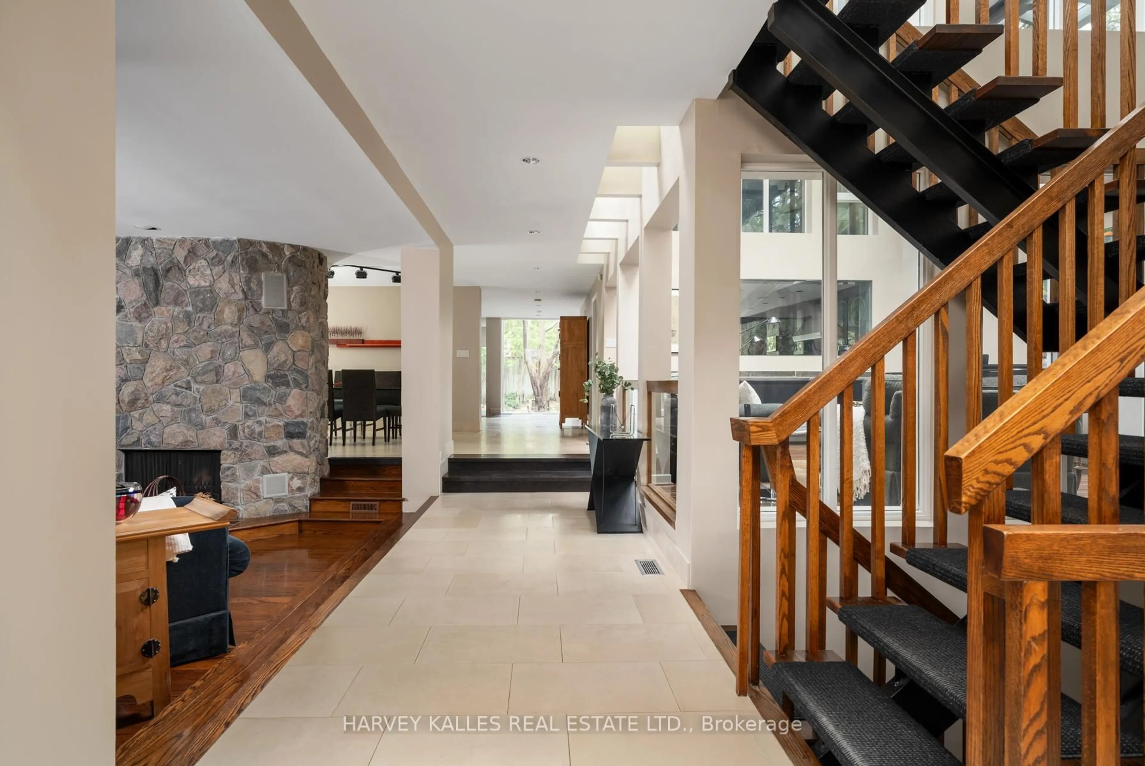 Indoor foyer for 5 Cosmic Dr, Toronto Ontario M3B 3L5