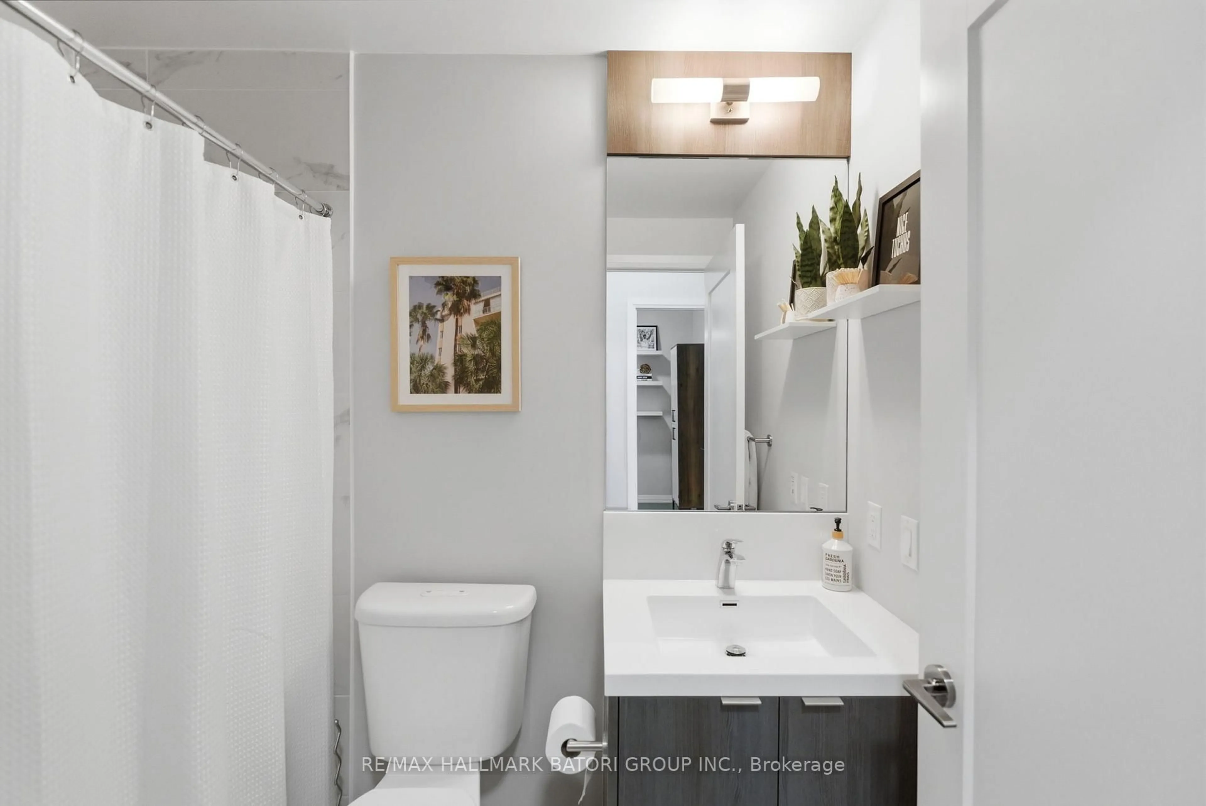 Standard bathroom, ceramic/tile floor for 101 Erskine Ave #217, Toronto Ontario M4P 1Y5
