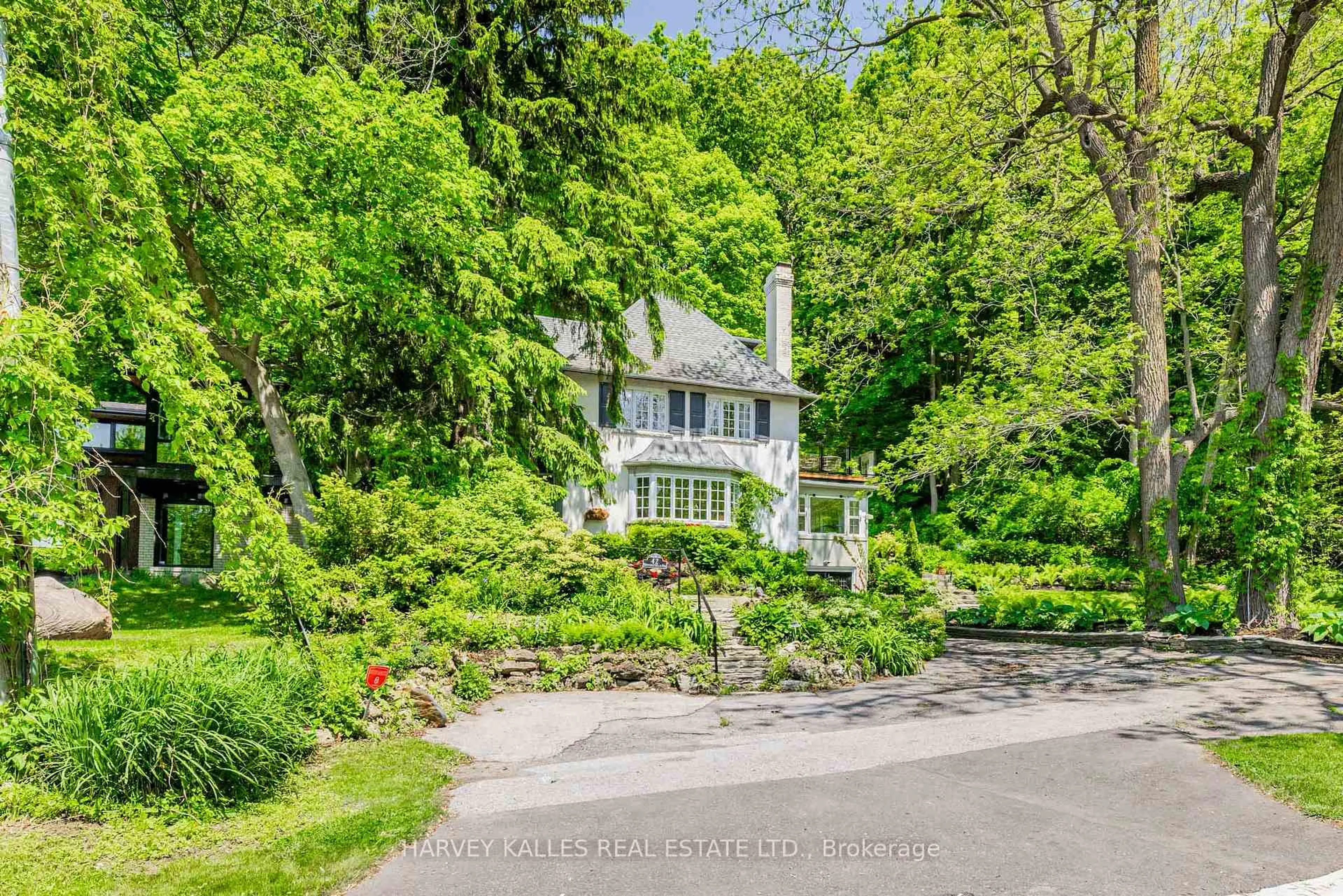 A pic from outside/outdoor area/front of a property/back of a property/a pic from drone, street for 42 Brookfield Rd, Toronto Ontario M2P 1A9