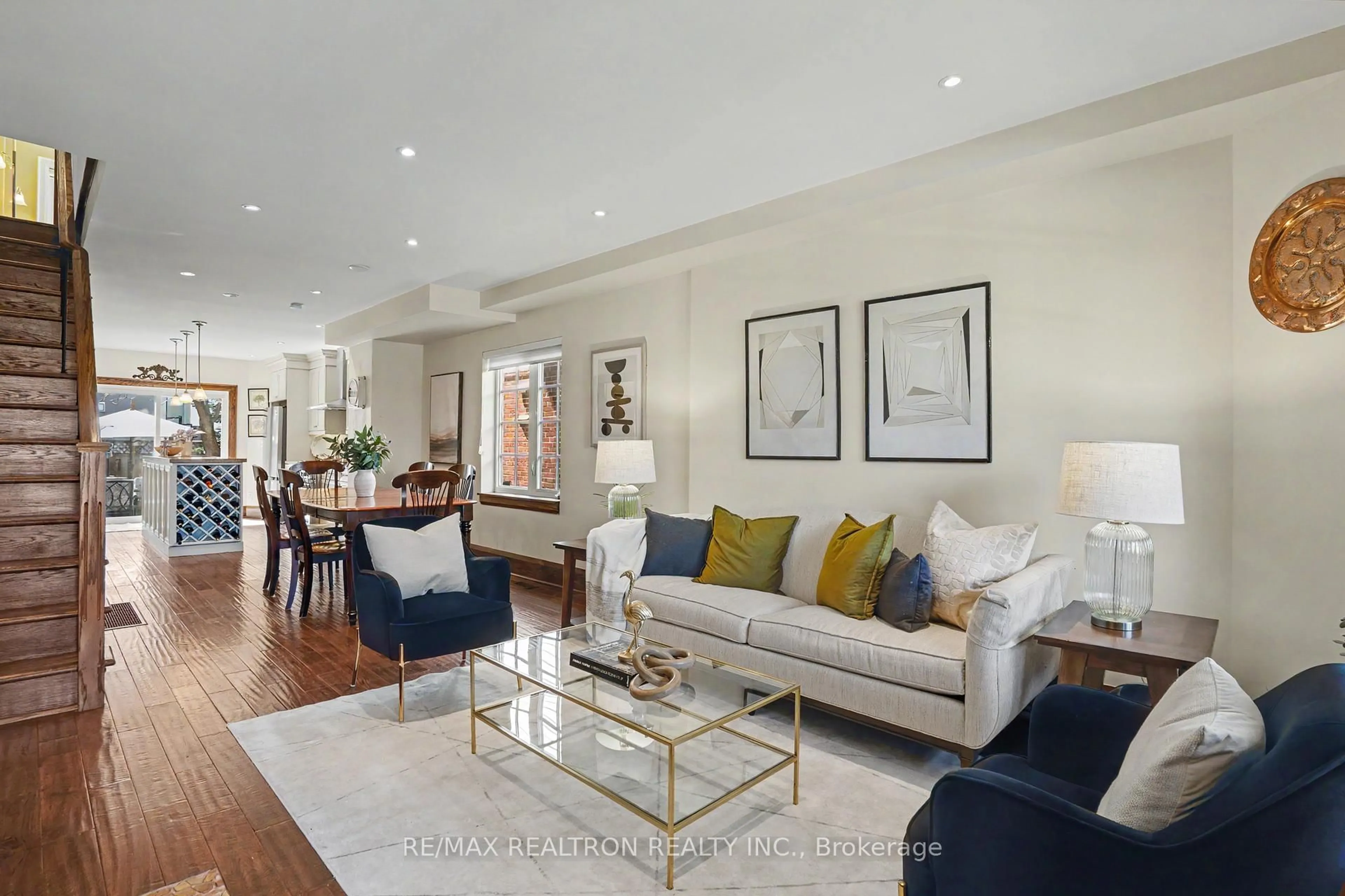 Living room with furniture, unknown for 483 Roehampton Ave, Toronto Ontario M4P 1S3