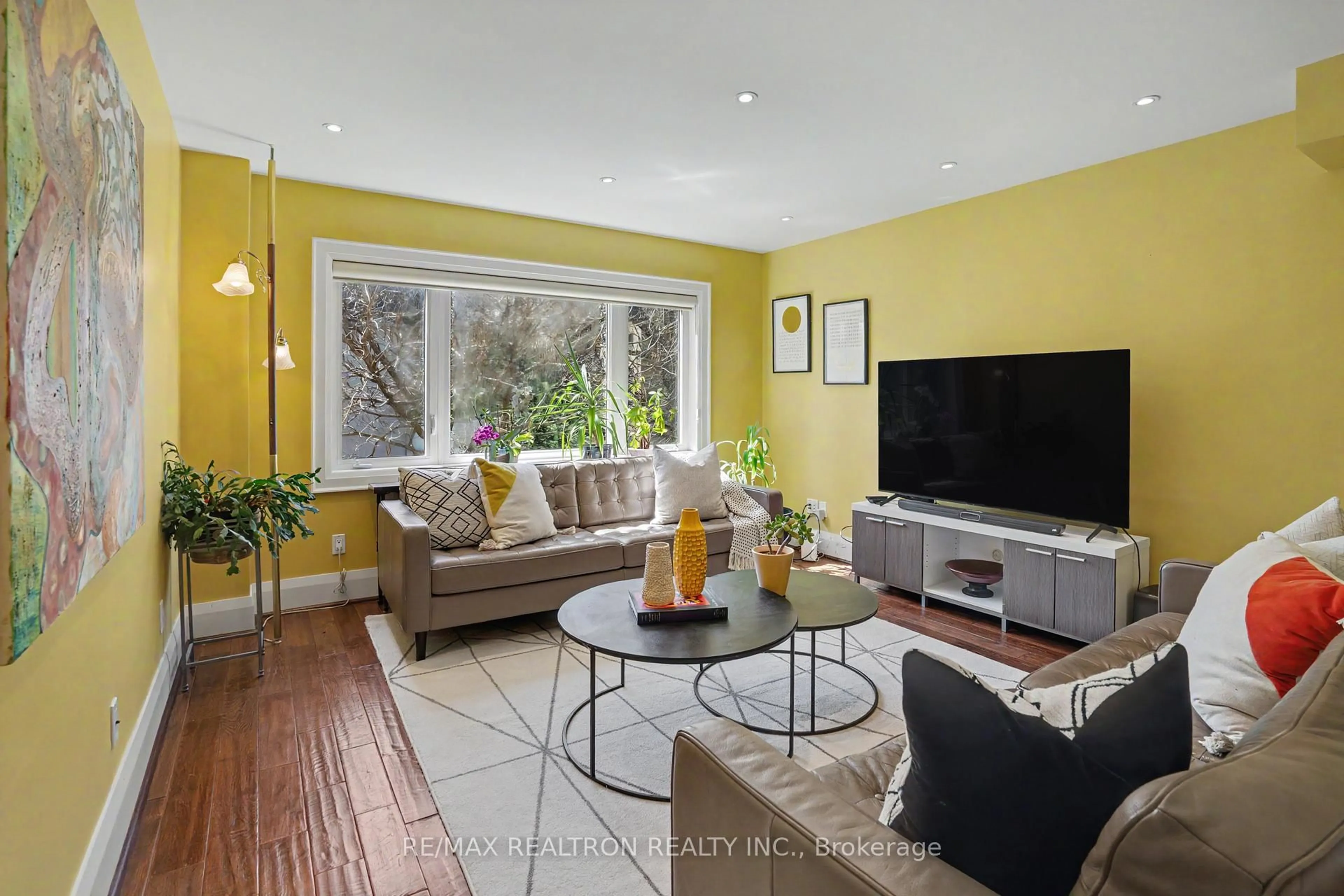 Living room with furniture, wood/laminate floor for 483 Roehampton Ave, Toronto Ontario M4P 1S3