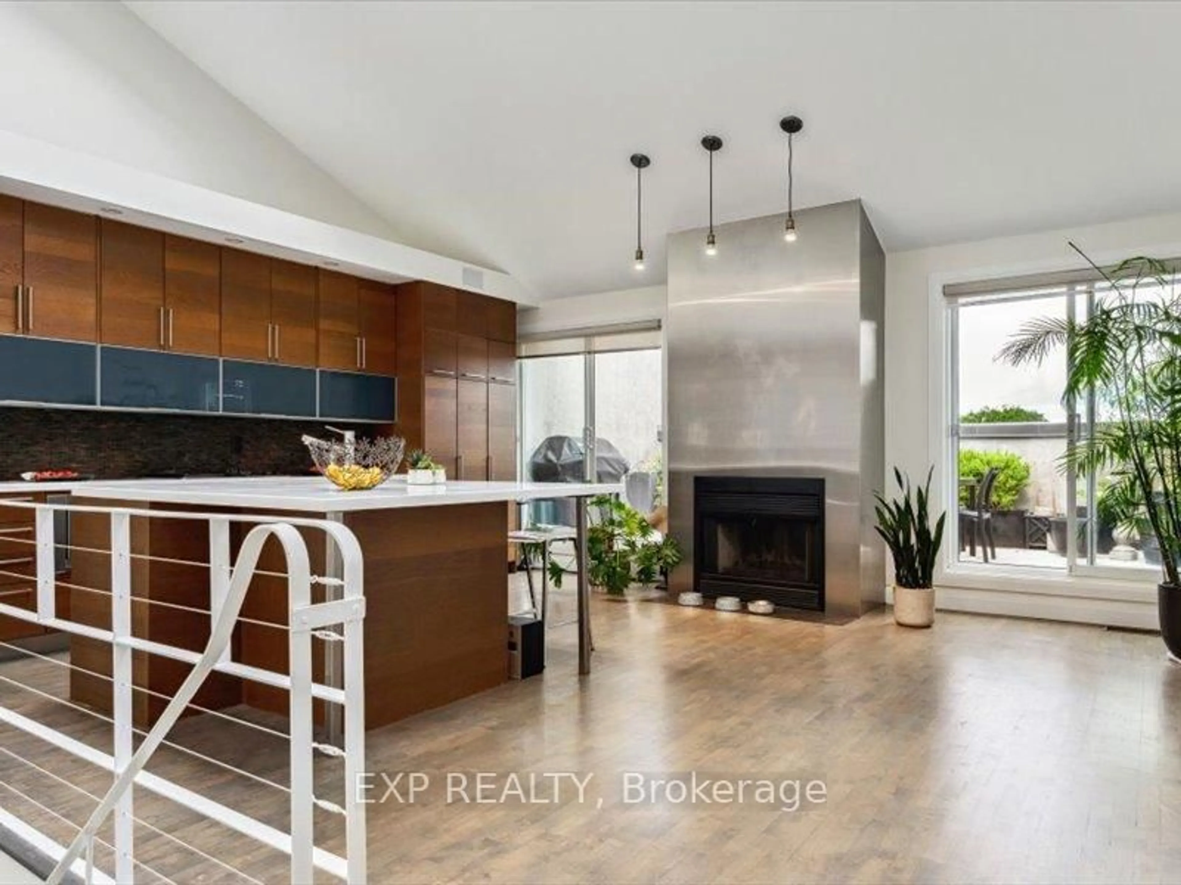 Open concept kitchen, ceramic/tile floor for 670 Richmond St #204, Toronto Ontario M6J 1C3