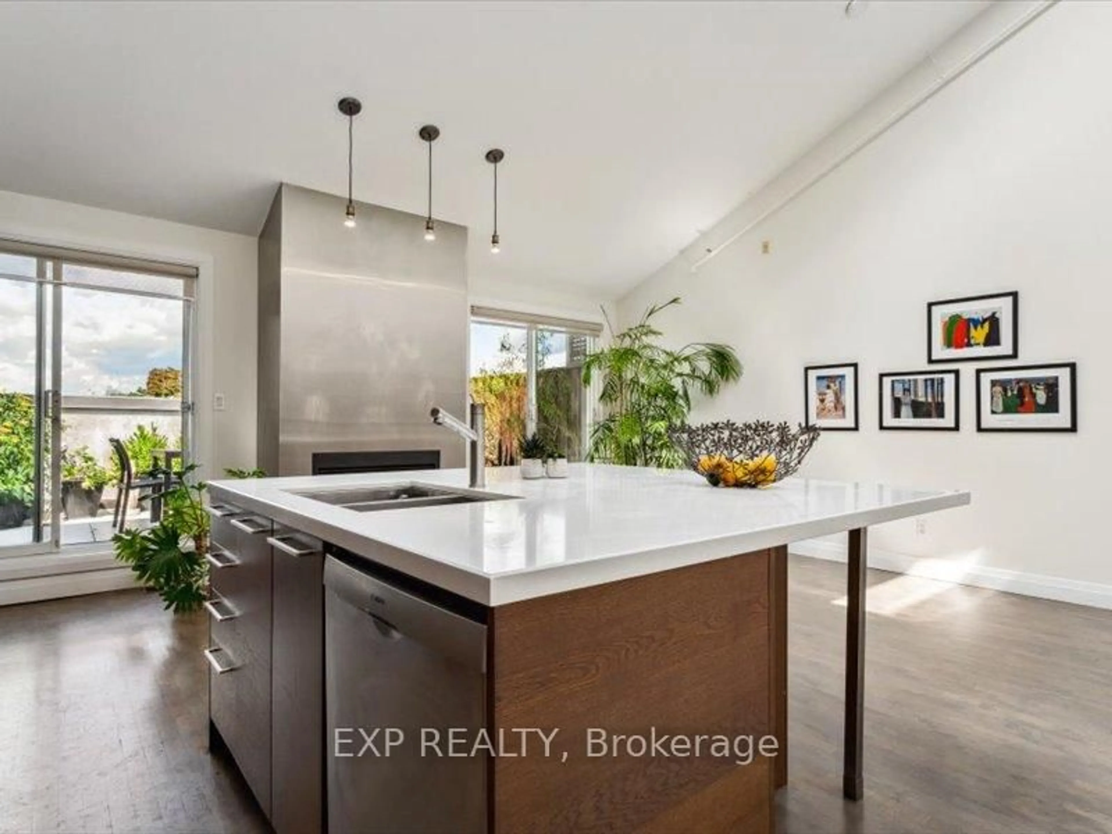 Open concept kitchen, ceramic/tile floor for 670 Richmond St #204, Toronto Ontario M6J 1C3