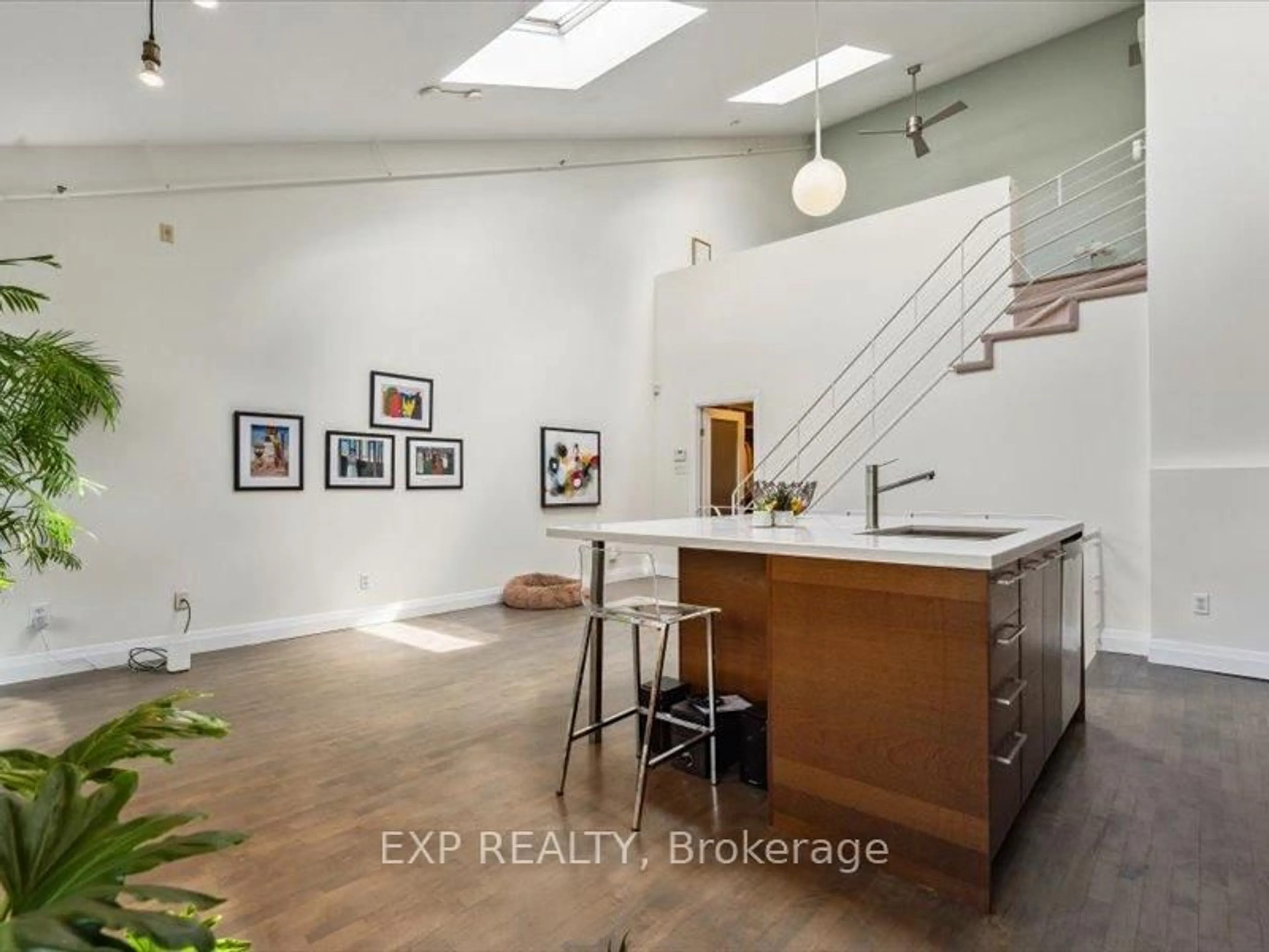 Indoor entryway for 670 Richmond St #204, Toronto Ontario M6J 1C3