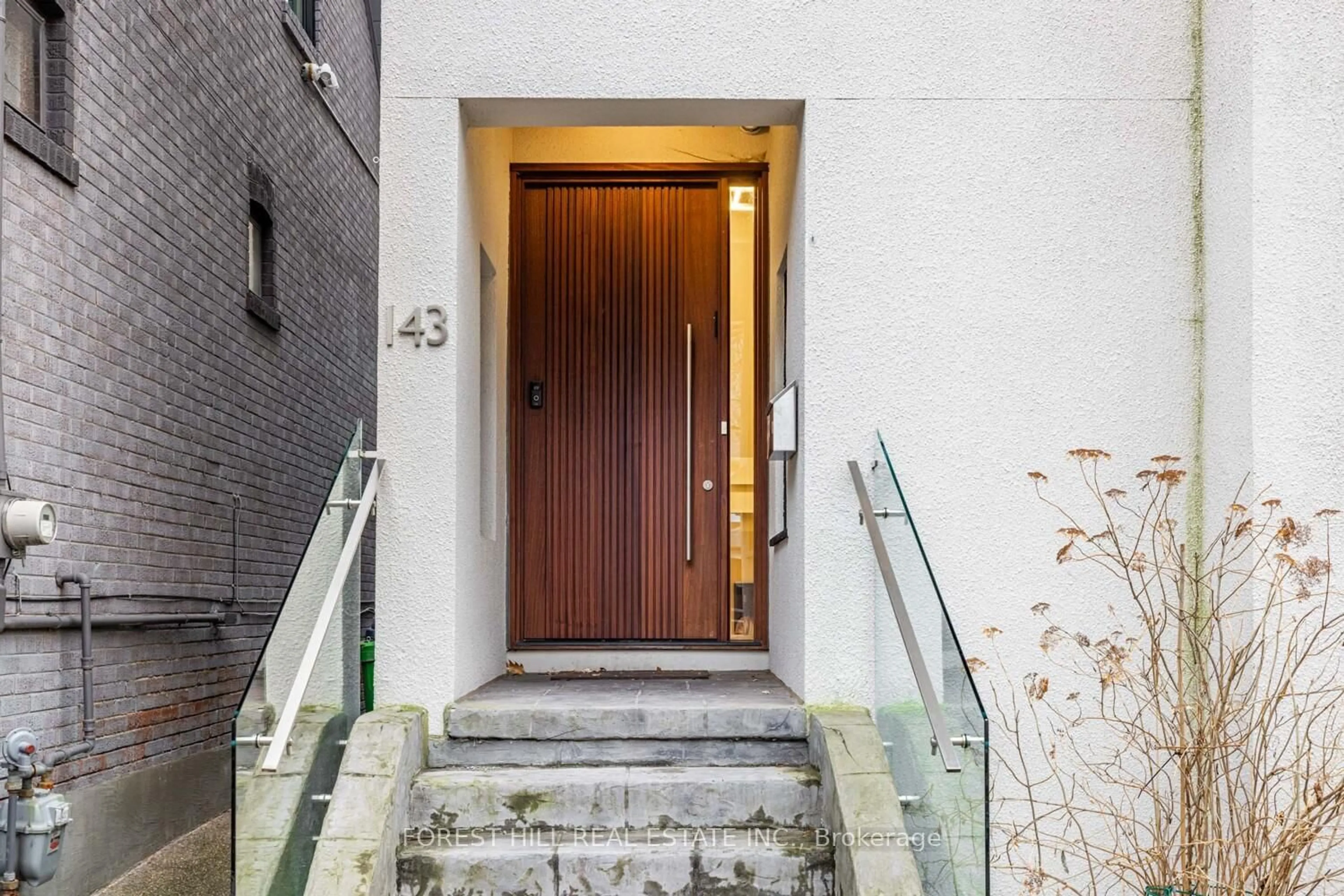 Indoor foyer for 143 Hillsdale Ave, Toronto Ontario M4S 1T4