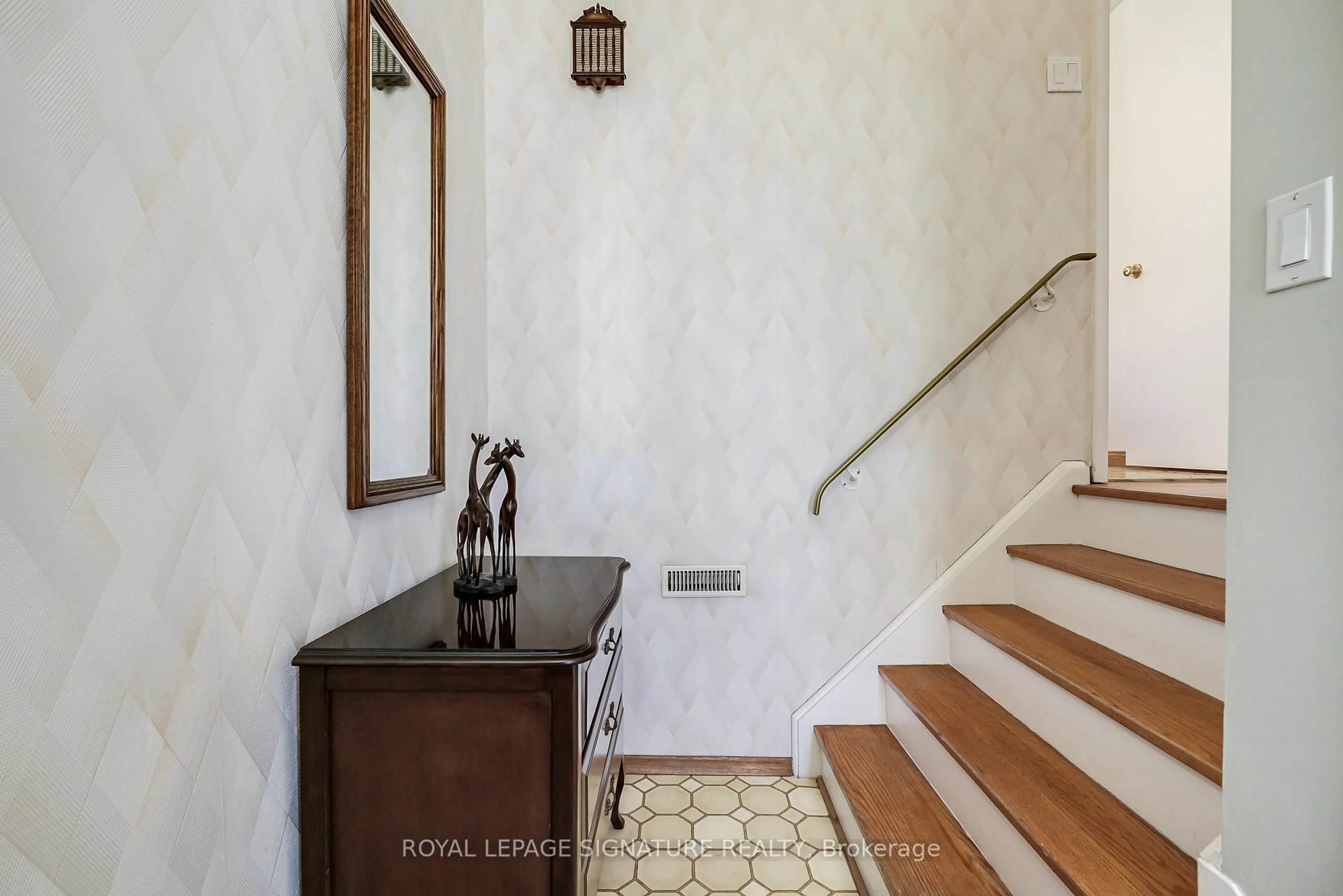 Indoor entryway for 44 Harrington Cres, Toronto Ontario M2M 2Y5