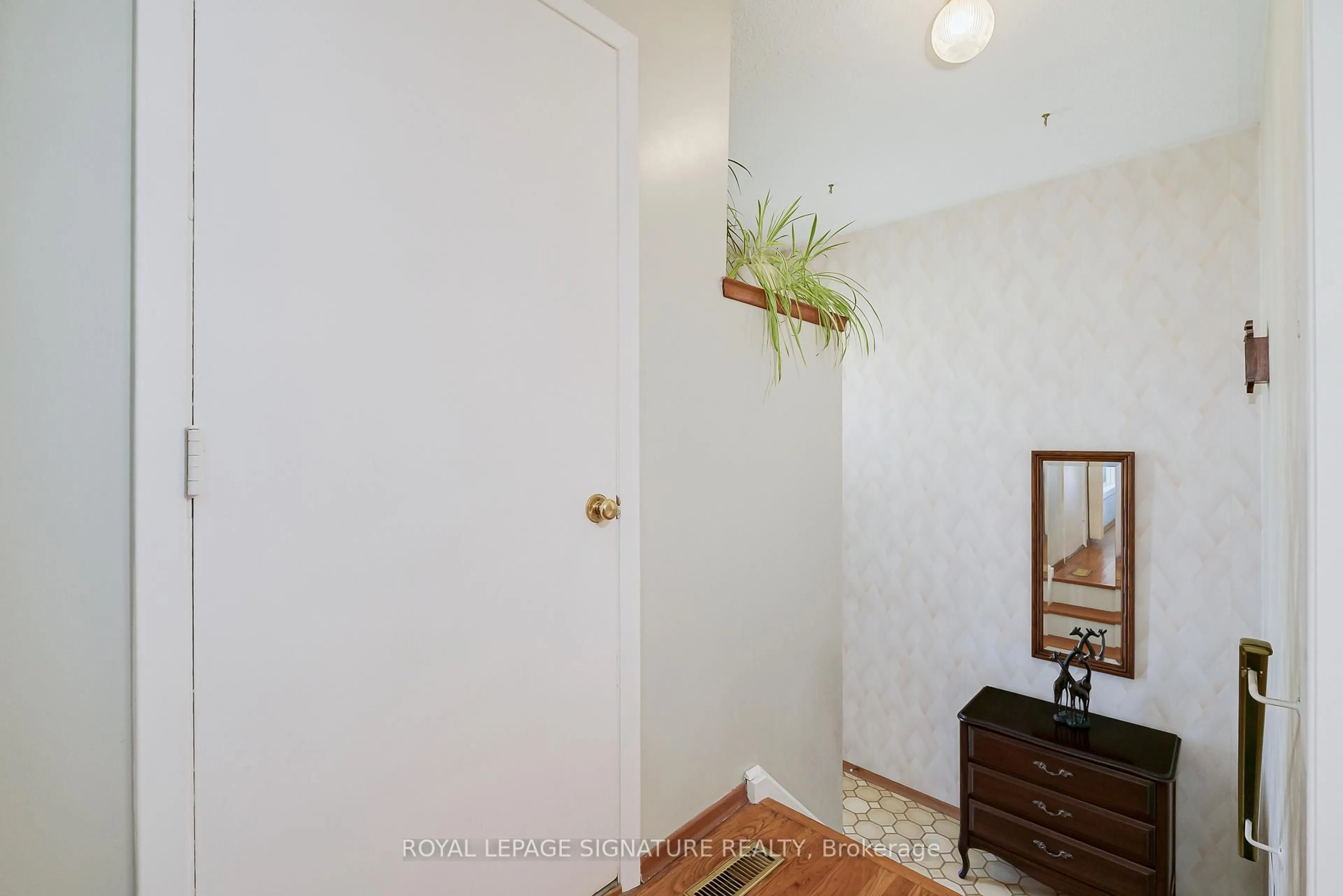 Indoor entryway for 44 Harrington Cres, Toronto Ontario M2M 2Y5