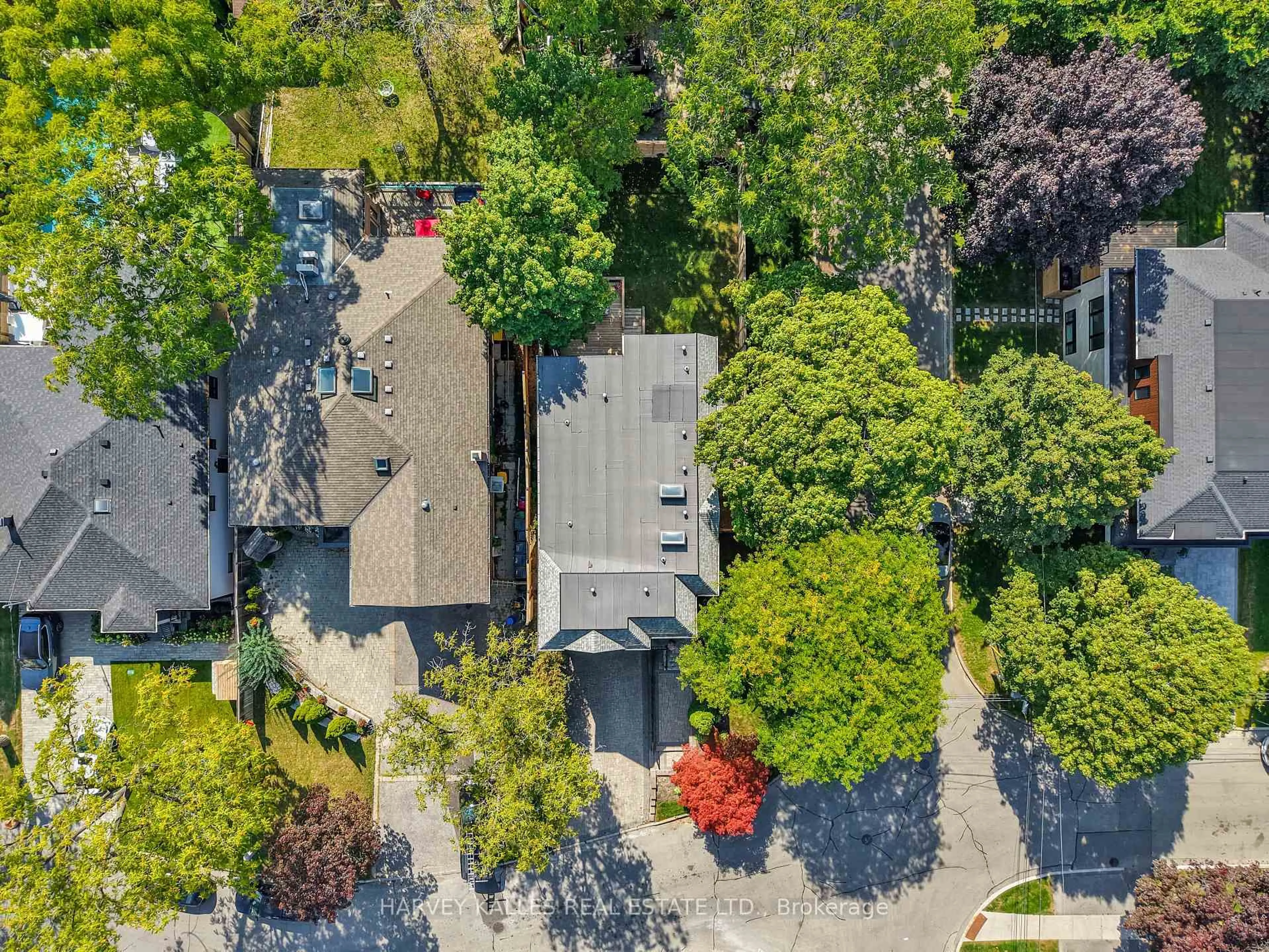 A pic from outside/outdoor area/front of a property/back of a property/a pic from drone, street for 131 Bannockburn Ave, Toronto Ontario M5M 2N2