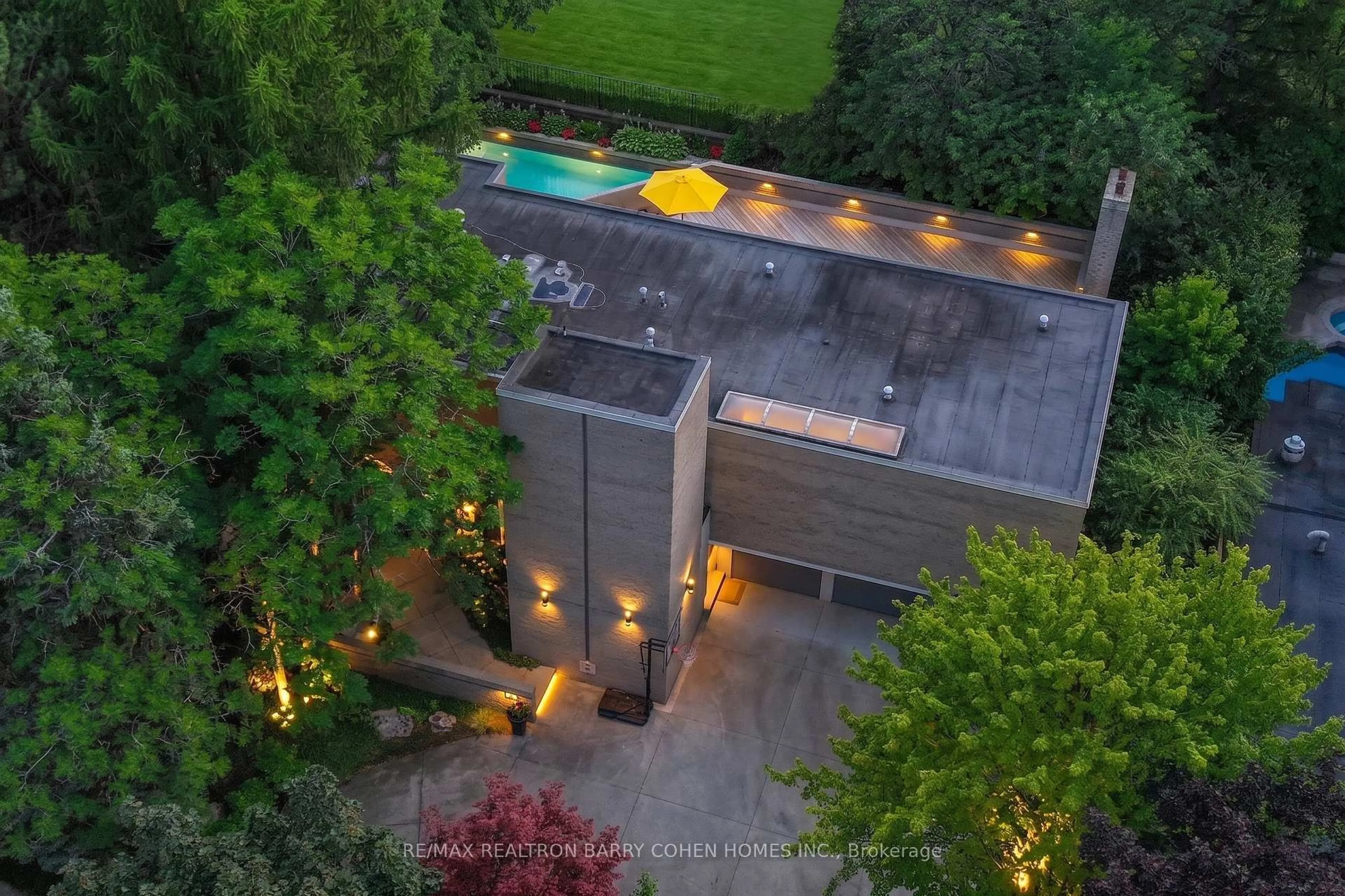 A pic from outside/outdoor area/front of a property/back of a property/a pic from drone, street for 10 Penwood Cres, Toronto Ontario M3B 2B9
