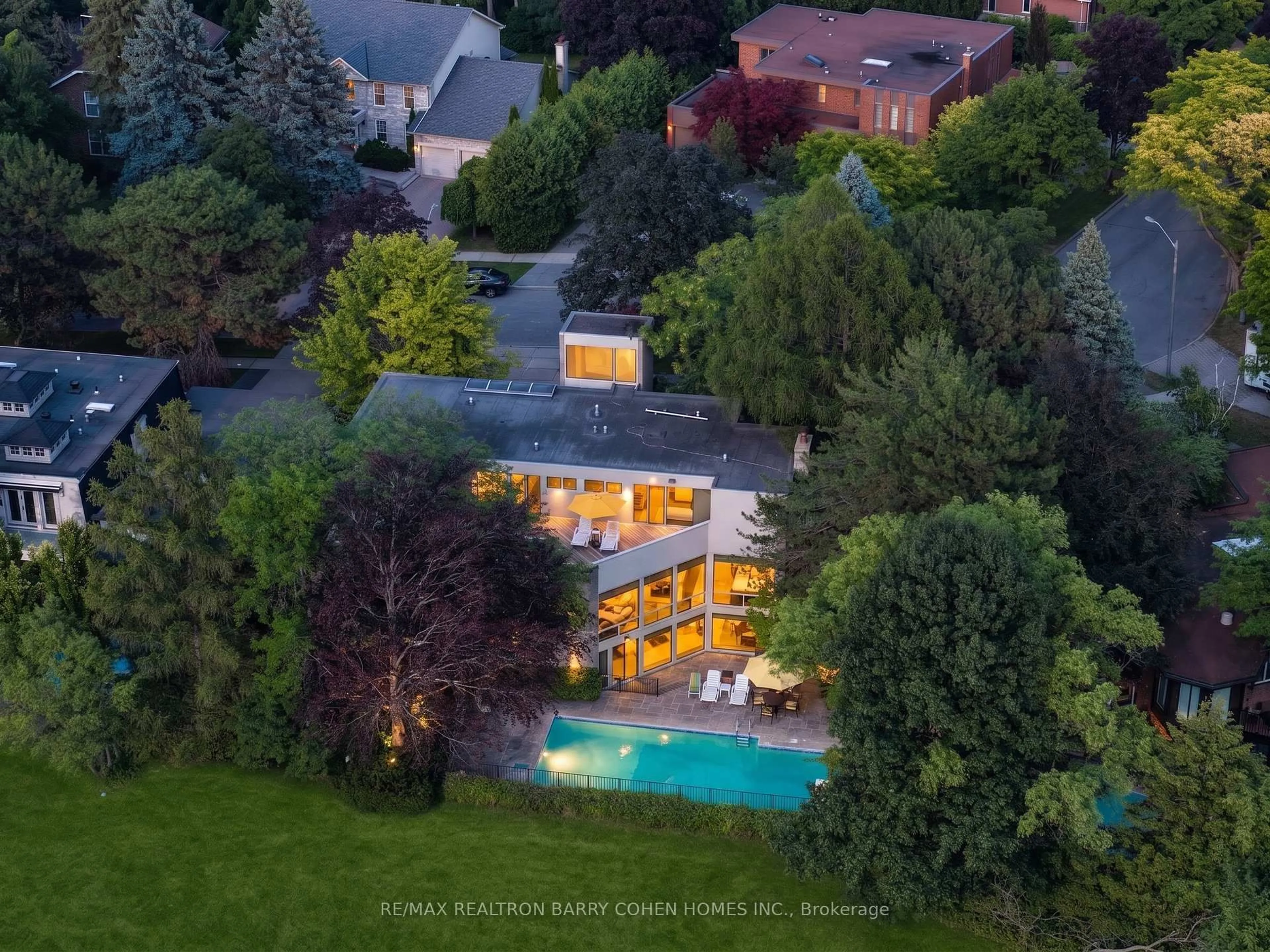 A pic from outside/outdoor area/front of a property/back of a property/a pic from drone, unknown for 10 Penwood Cres, Toronto Ontario M3B 2B9